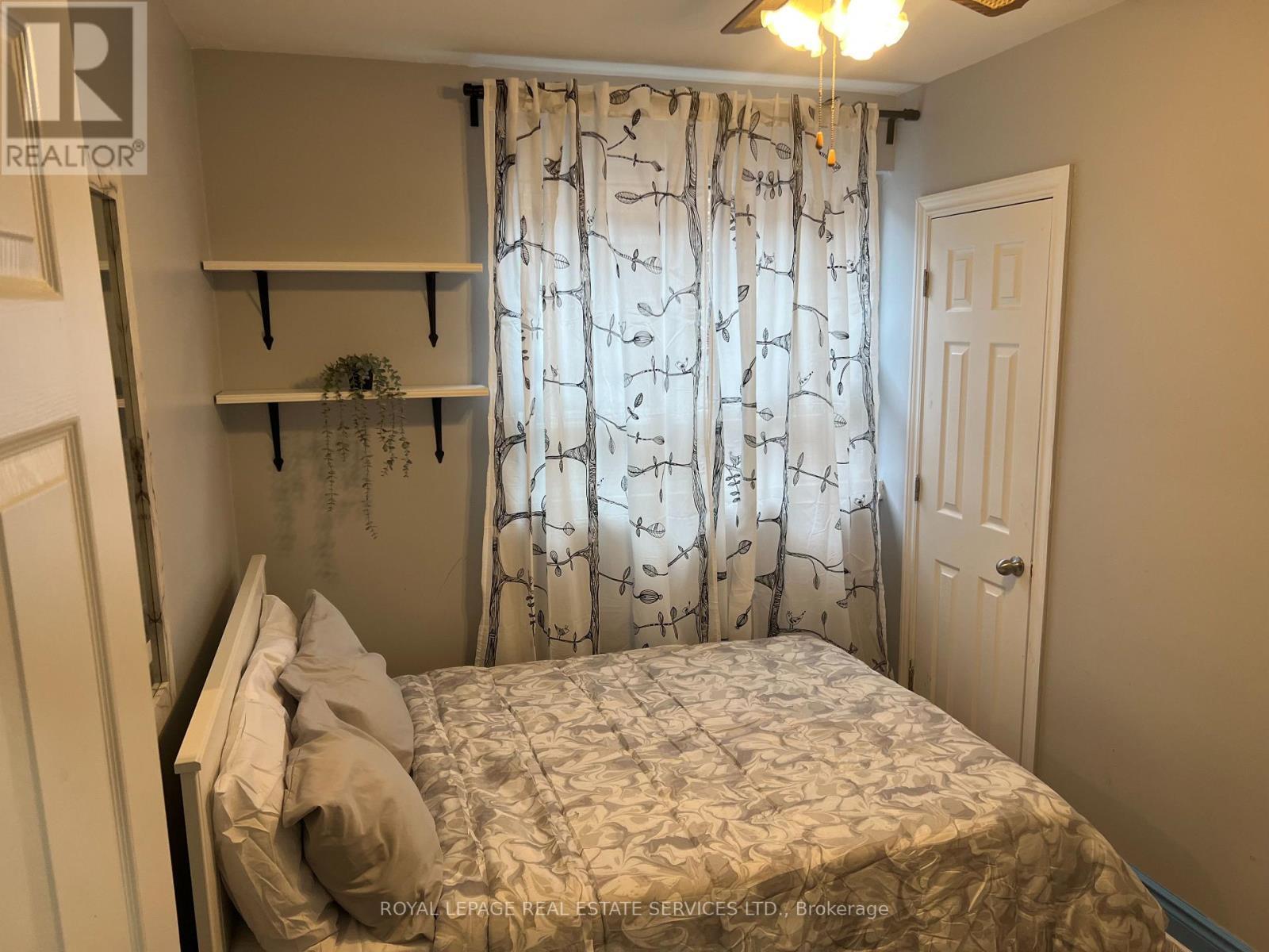 












4 - 872 BROWNS LINE

,
Toronto,




Ontario
M8W3W2

