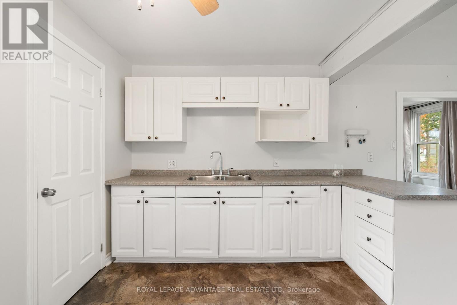 












79 BROADVIEW AVENUE W

,
Smiths Falls,




Ontario
K7A4L3

