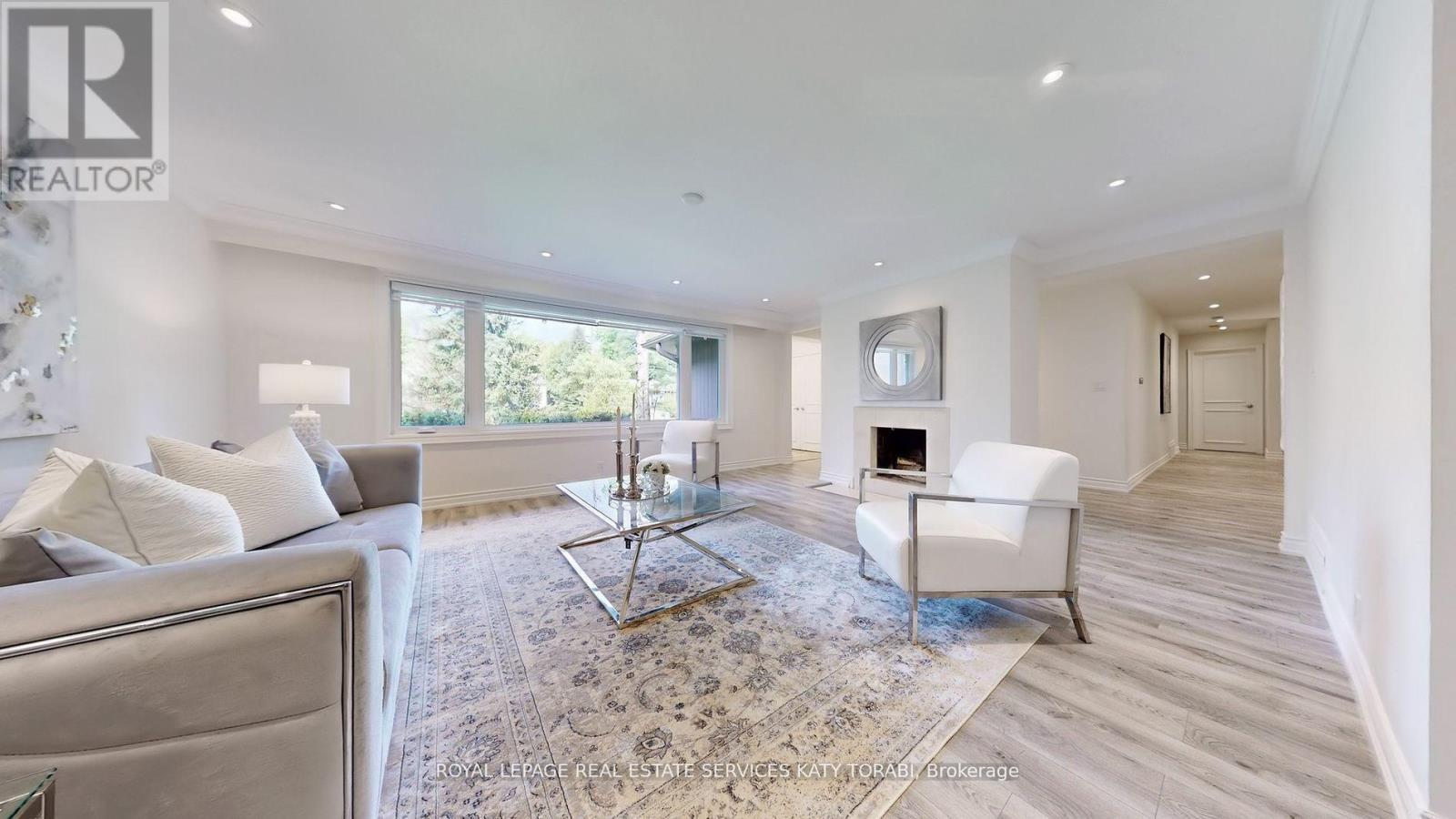 












15 FARRINGTON DRIVE

,
Toronto,




Ontario
M2L2B4

