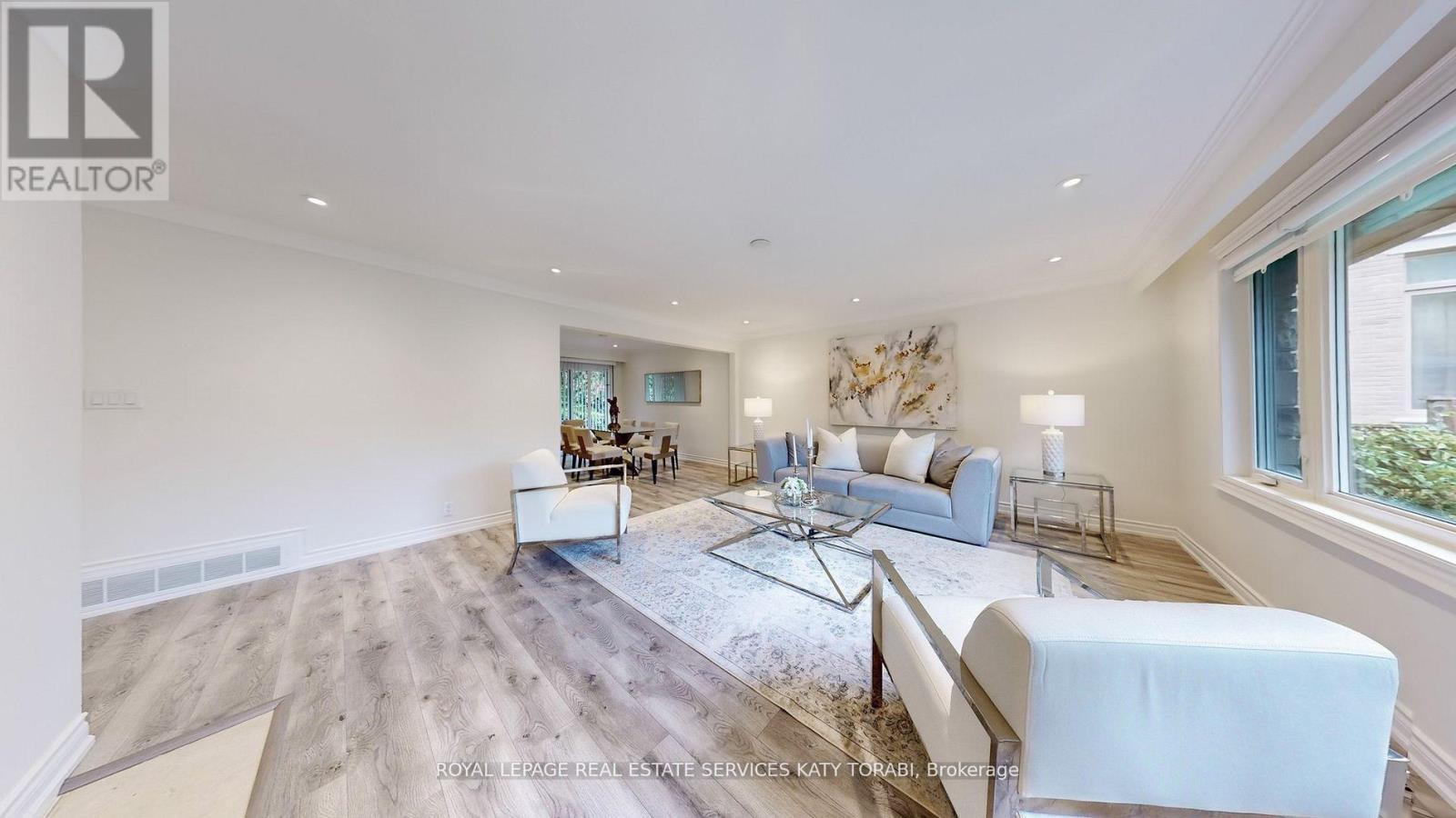 












15 FARRINGTON DRIVE

,
Toronto,




Ontario
M2L2B4

