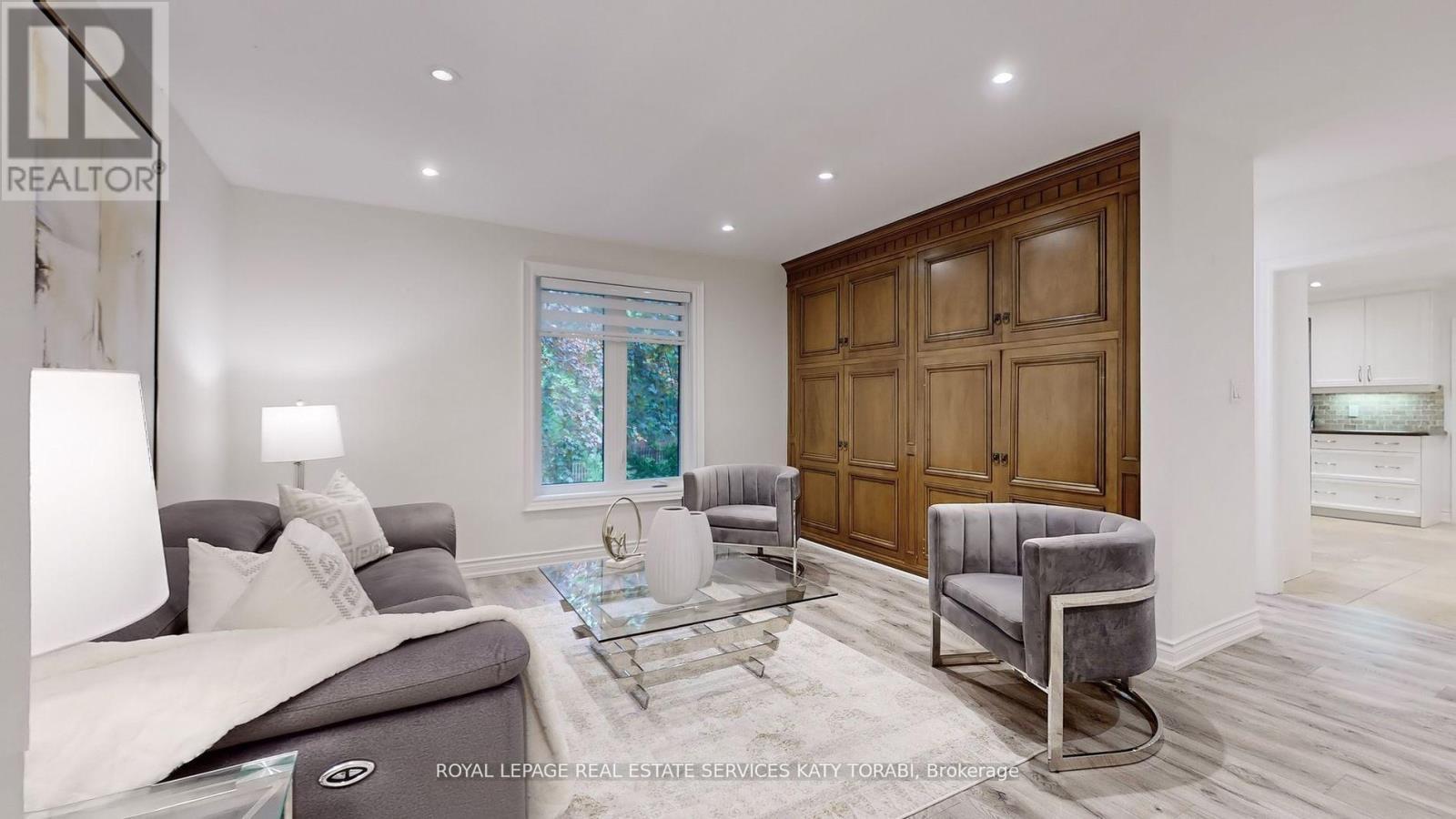 












15 FARRINGTON DRIVE

,
Toronto,




Ontario
M2L2B4

