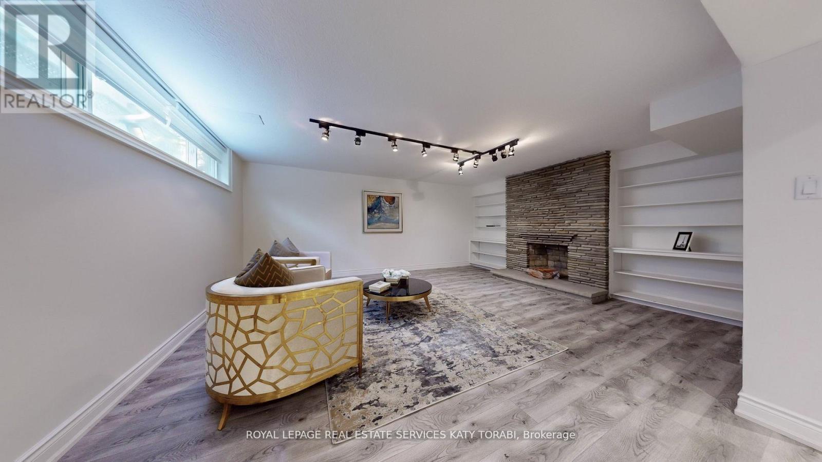 












15 FARRINGTON DRIVE

,
Toronto,




Ontario
M2L2B4

