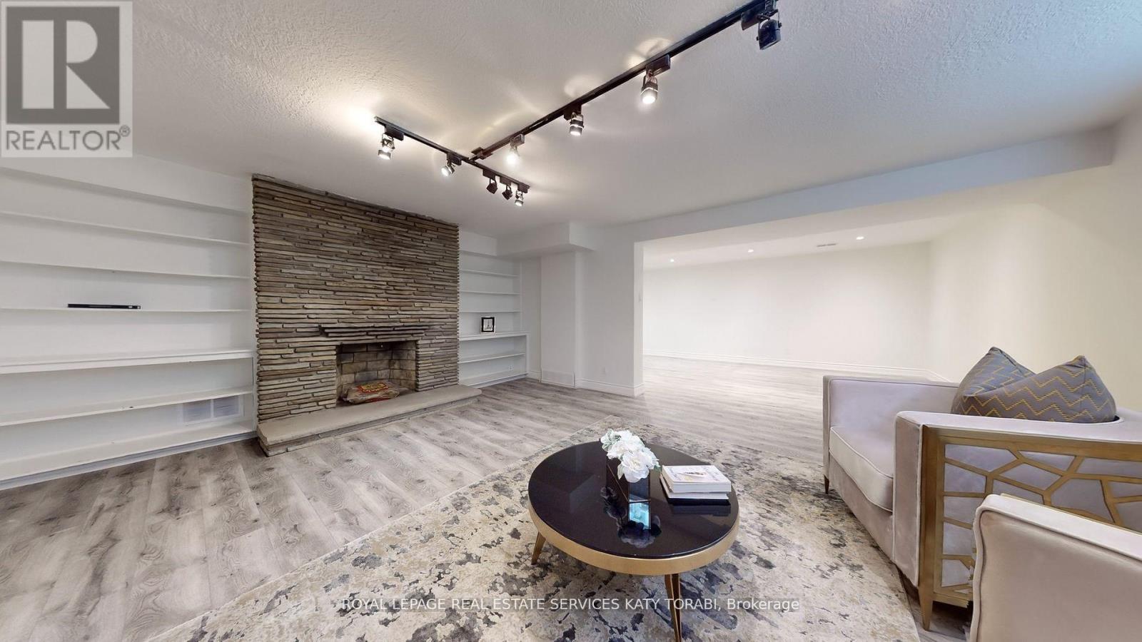 












15 FARRINGTON DRIVE

,
Toronto,




Ontario
M2L2B4

