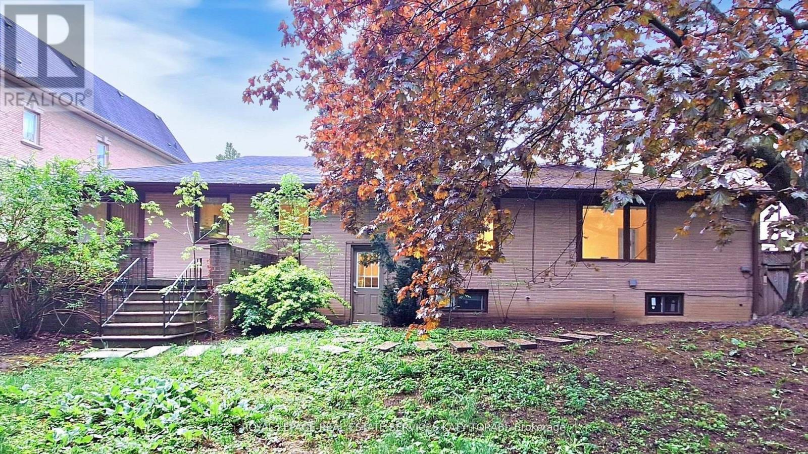 












15 FARRINGTON DRIVE

,
Toronto,




Ontario
M2L2B4

