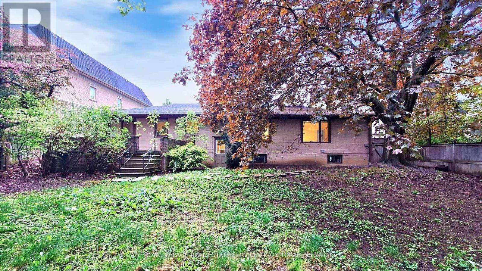 












15 FARRINGTON DRIVE

,
Toronto,




Ontario
M2L2B4

