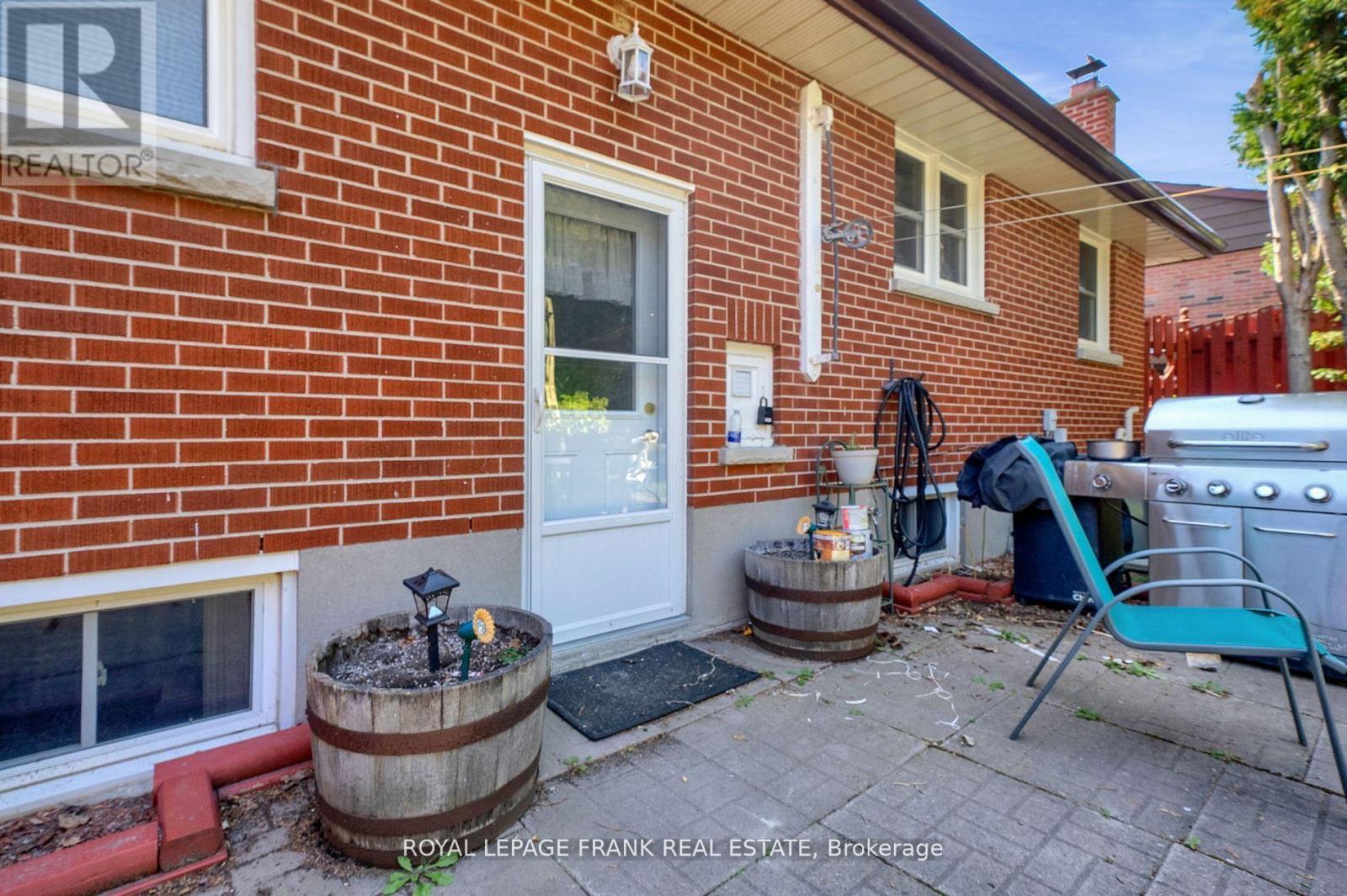 












BSMT - 754 TENNYSON AVENUE

,
Oshawa (Donevan),




Ontario
L1H3K6

