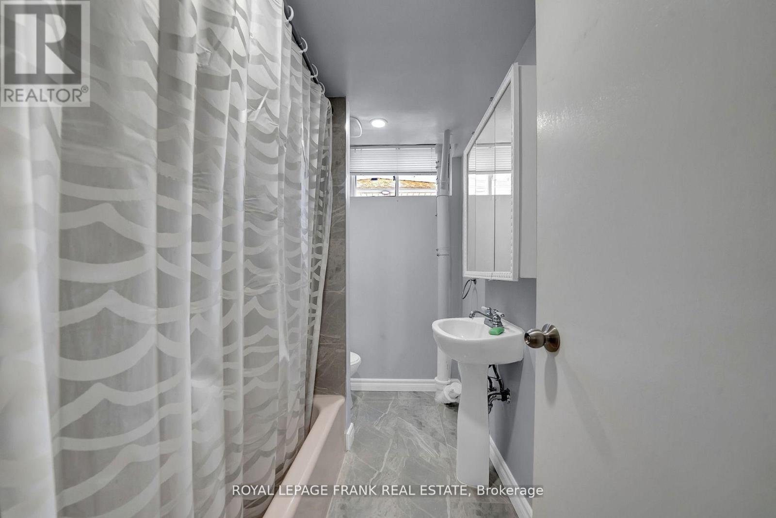 












BSMT - 754 TENNYSON AVENUE

,
Oshawa (Donevan),




Ontario
L1H3K6

