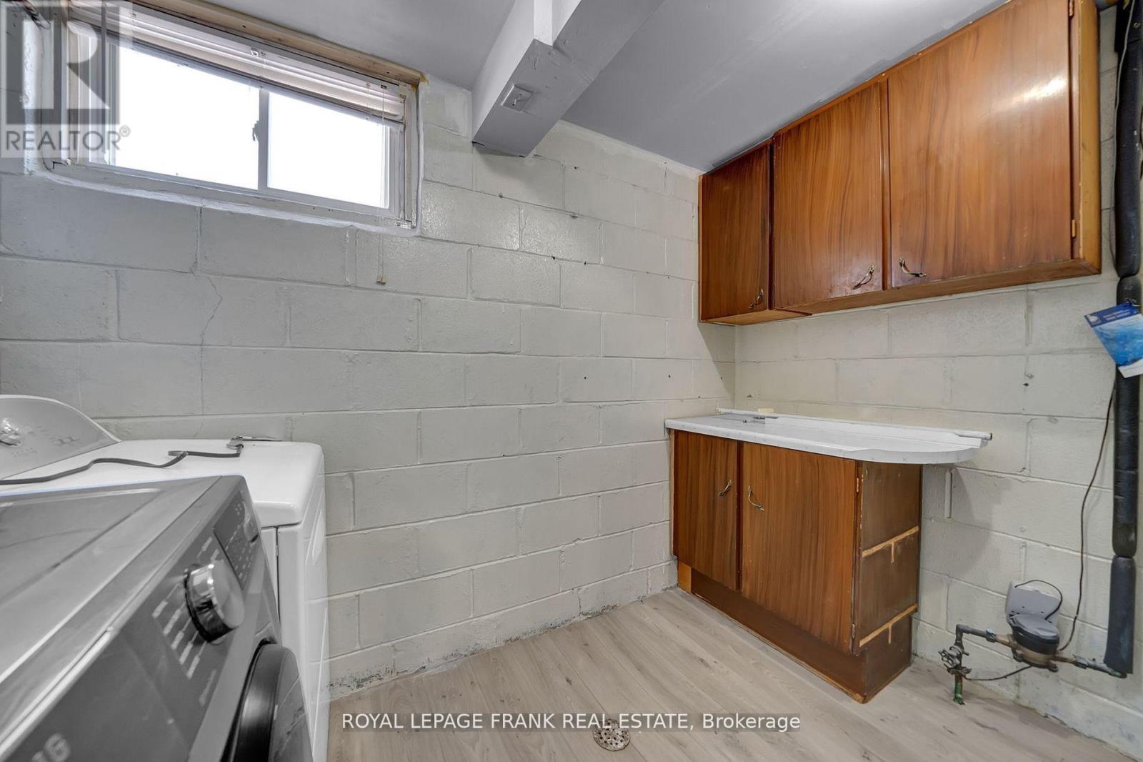 












BSMT - 754 TENNYSON AVENUE

,
Oshawa (Donevan),




Ontario
L1H3K6


