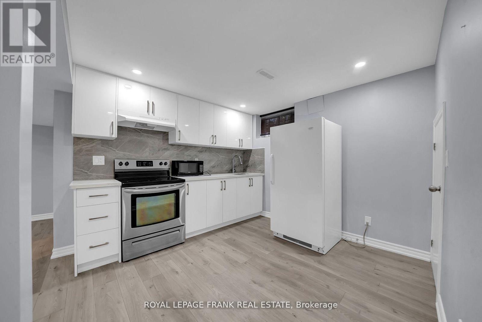 












BSMT - 754 TENNYSON AVENUE

,
Oshawa (Donevan),




Ontario
L1H3K6

