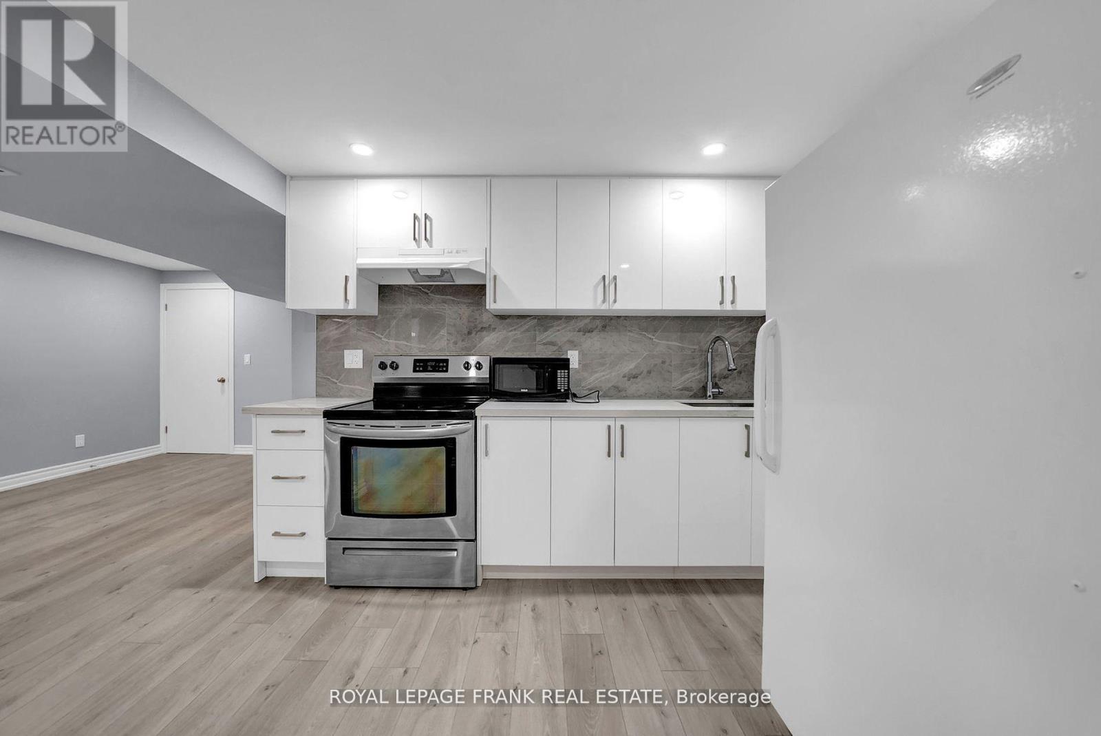 












BSMT - 754 TENNYSON AVENUE

,
Oshawa (Donevan),




Ontario
L1H3K6

