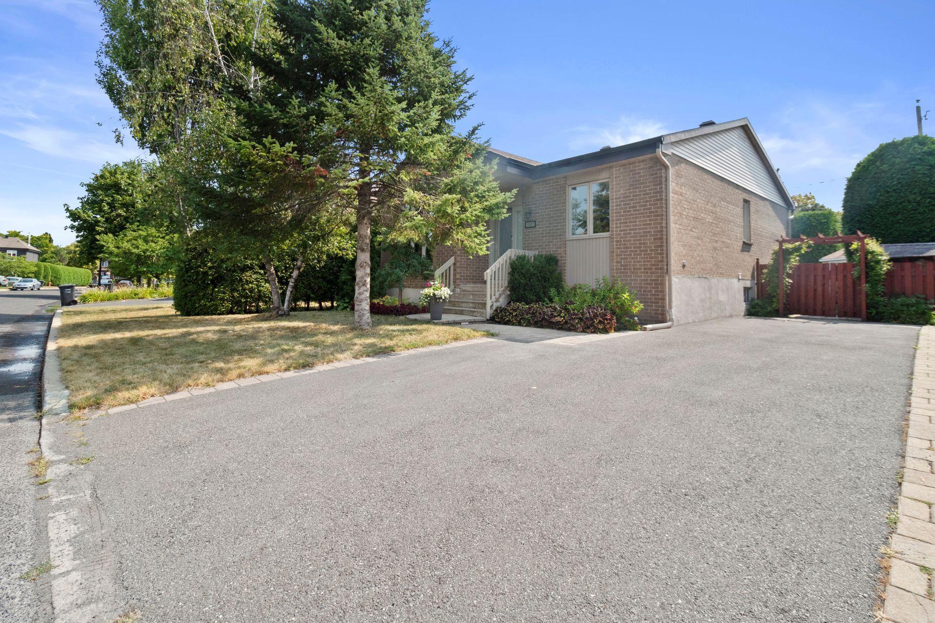 









3869


Rue des Pervenches

,
Longueuil (Saint-Hubert),




QC
J3Y8Z6

