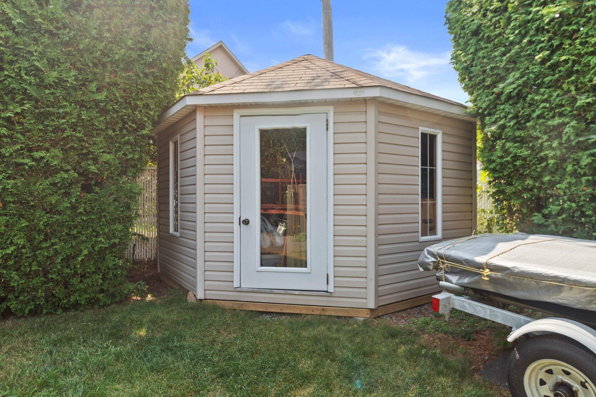 









3869


Rue des Pervenches

,
Longueuil (Saint-Hubert),




QC
J3Y8Z6


