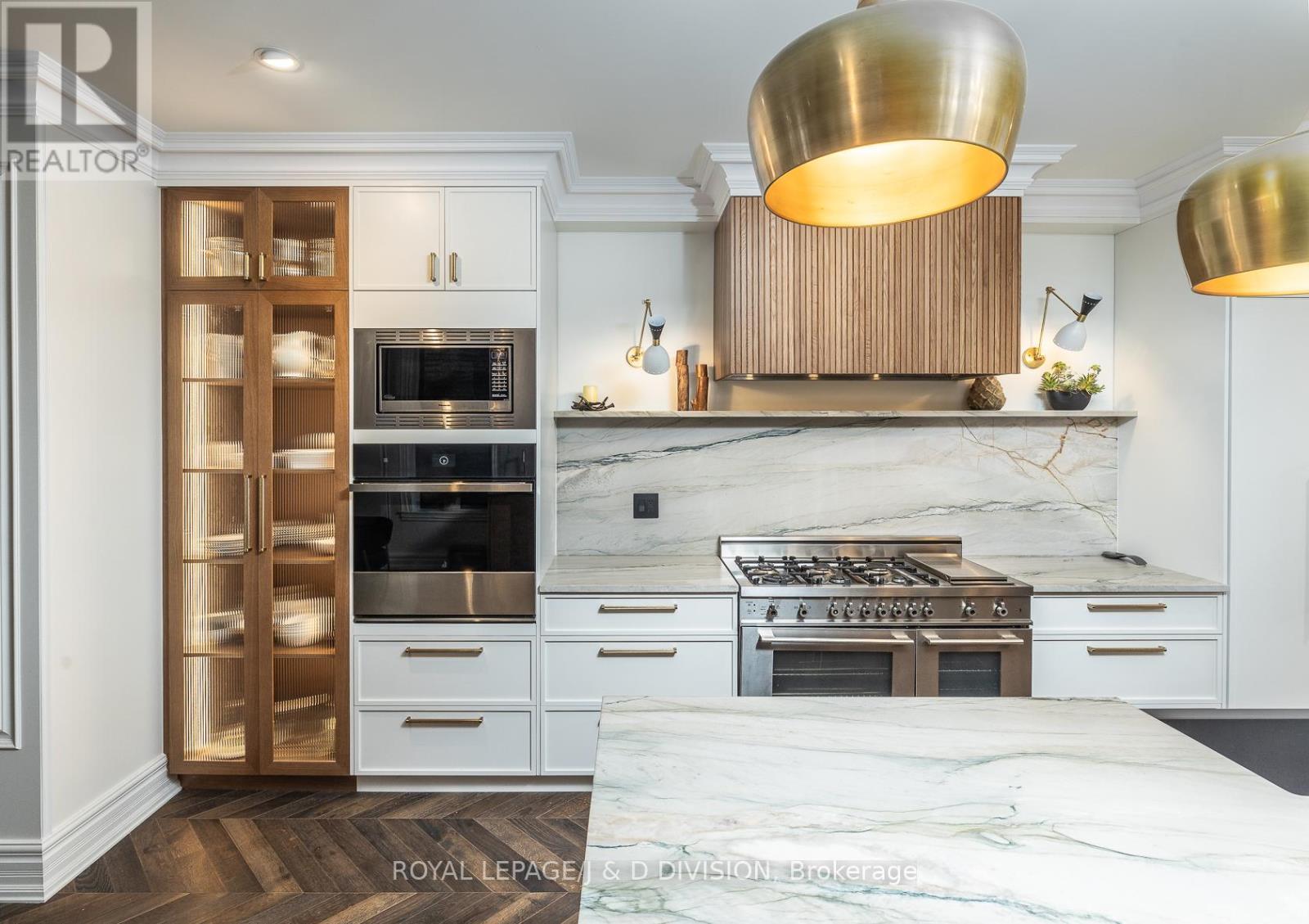 












40 BERNARD AVENUE

,
Toronto,




Ontario
M5R1R2

