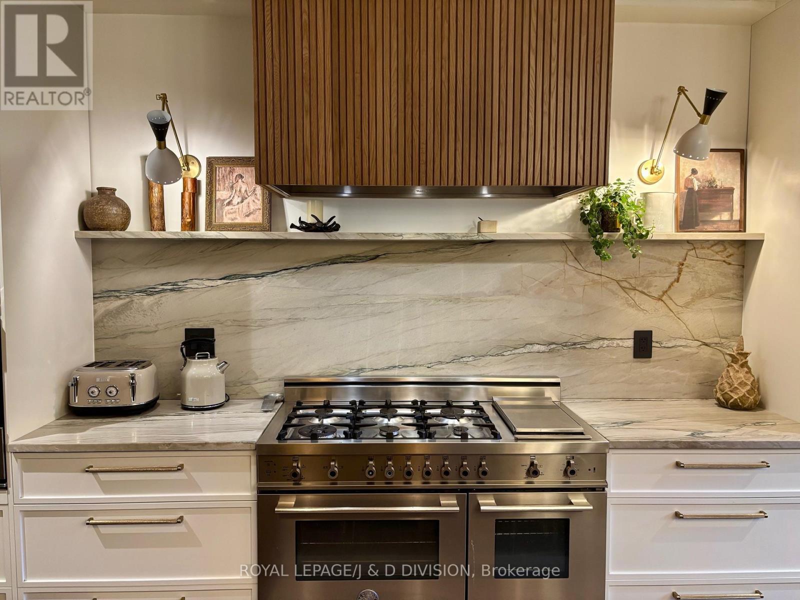 












40 BERNARD AVENUE

,
Toronto,




Ontario
M5R1R2

