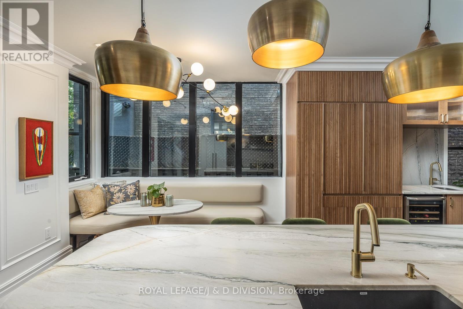 












40 BERNARD AVENUE

,
Toronto,




Ontario
M5R1R2

