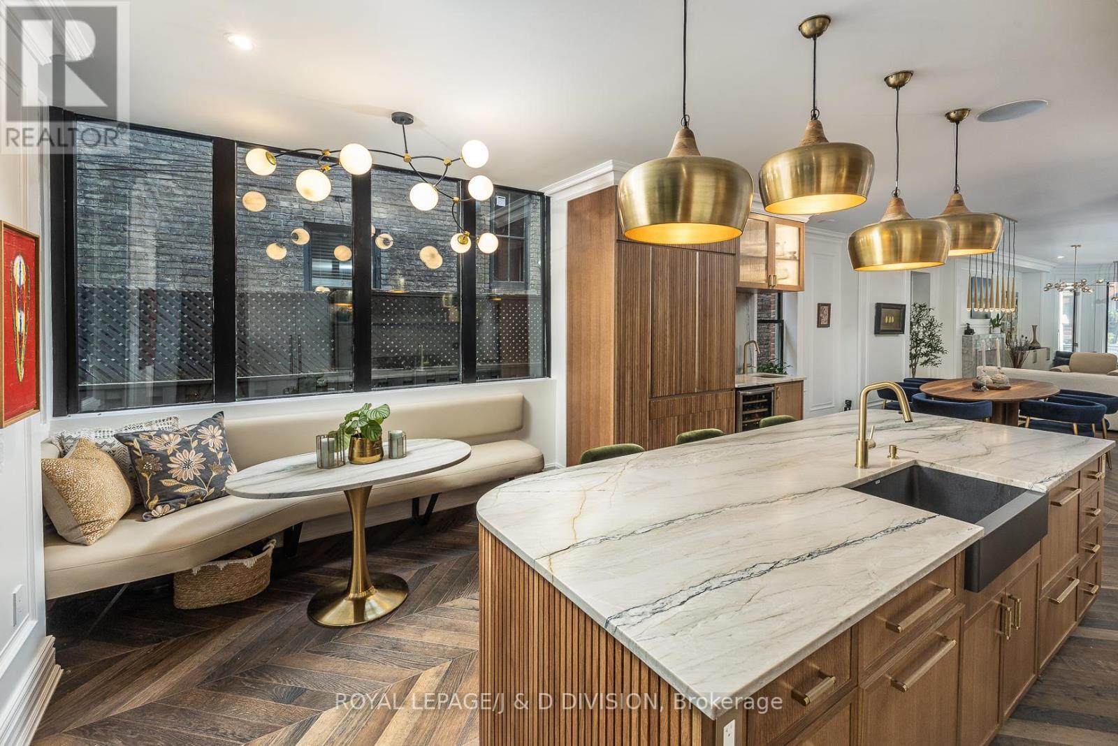 












40 BERNARD AVENUE

,
Toronto,




Ontario
M5R1R2

