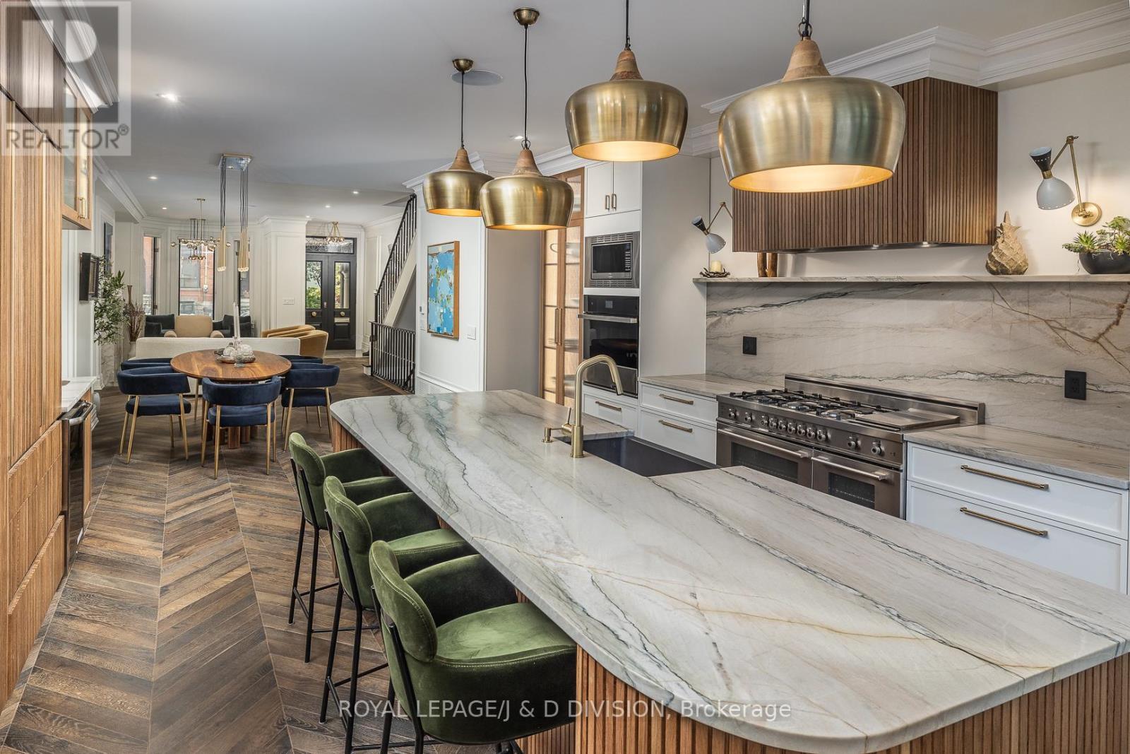 












40 BERNARD AVENUE

,
Toronto,




Ontario
M5R1R2

