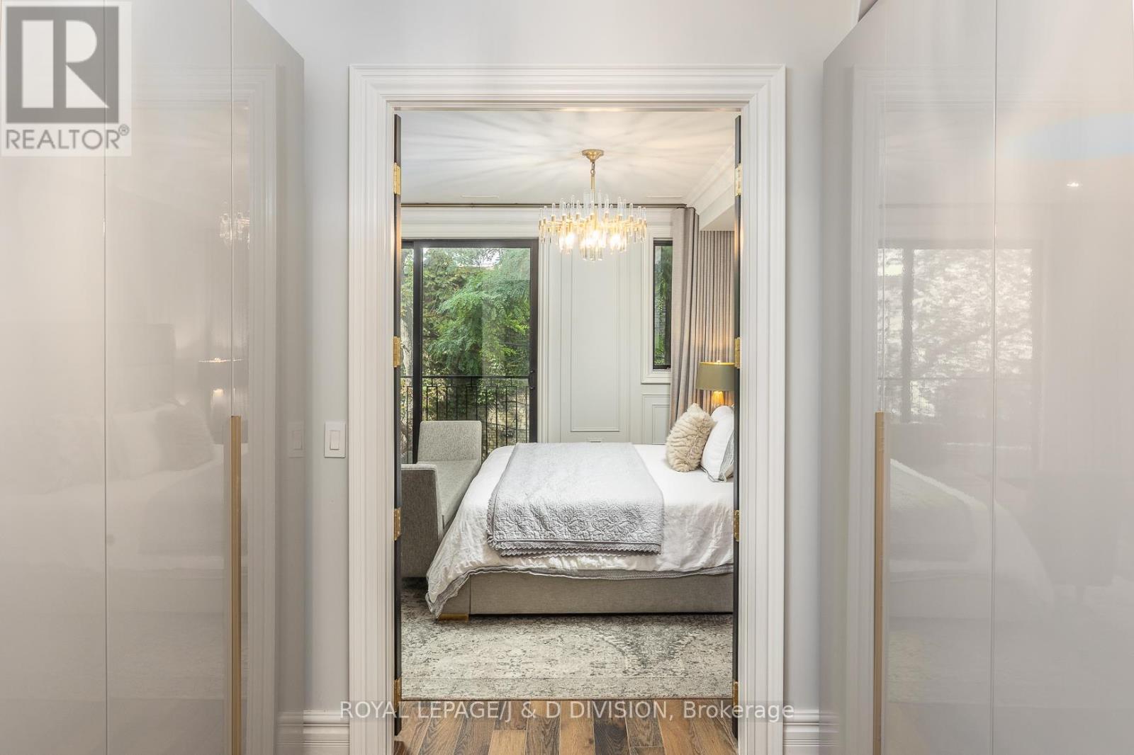 












40 BERNARD AVENUE

,
Toronto,




Ontario
M5R1R2

