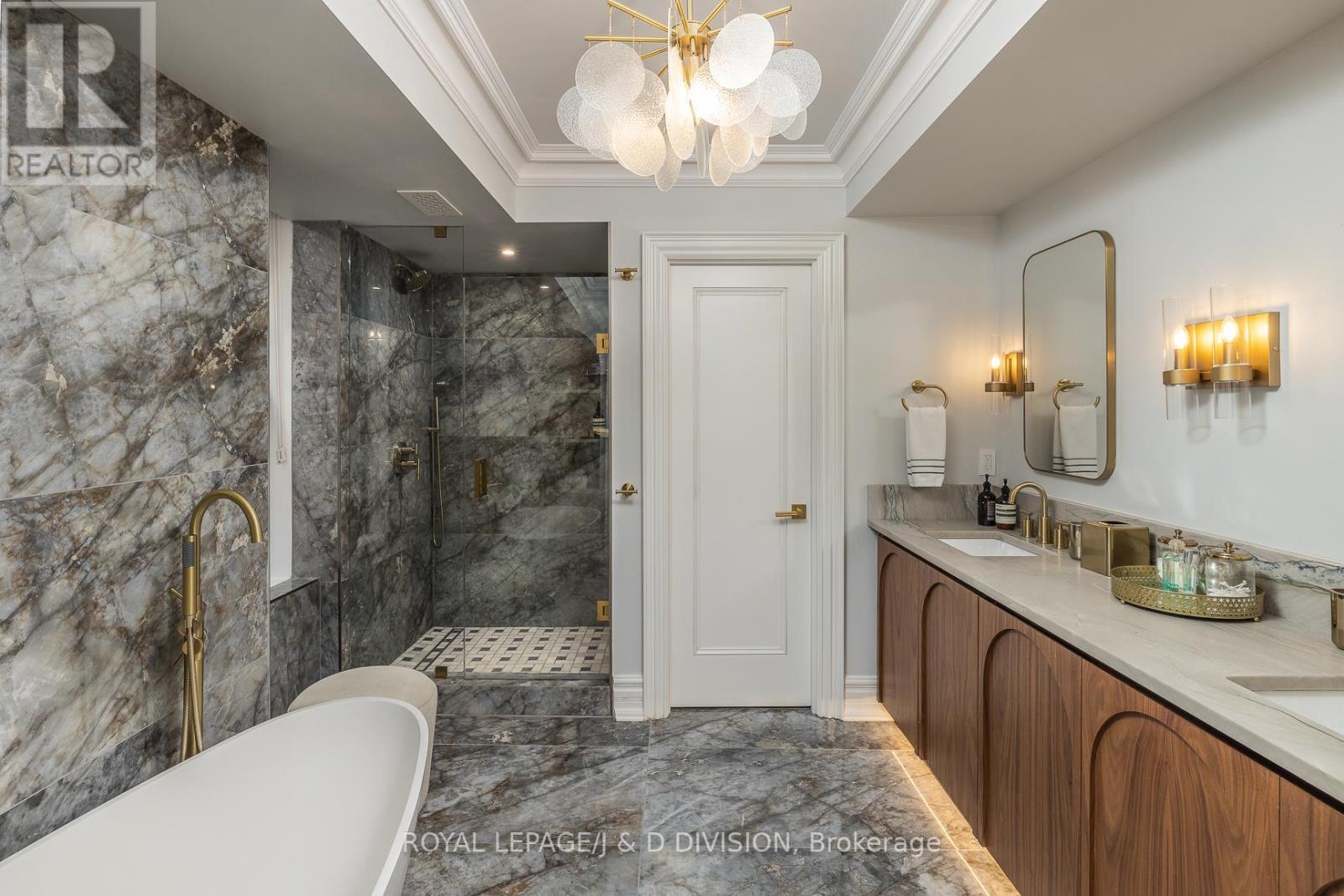 












40 BERNARD AVENUE

,
Toronto,




Ontario
M5R1R2

