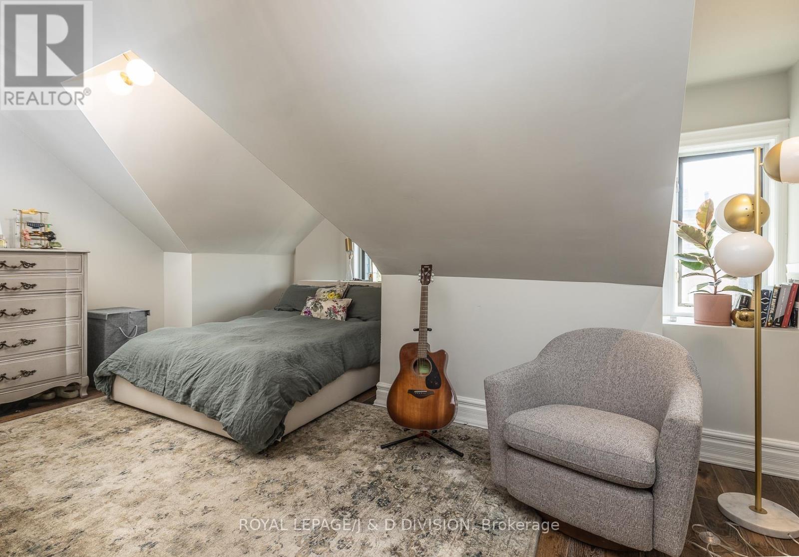 












40 BERNARD AVENUE

,
Toronto,




Ontario
M5R1R2

