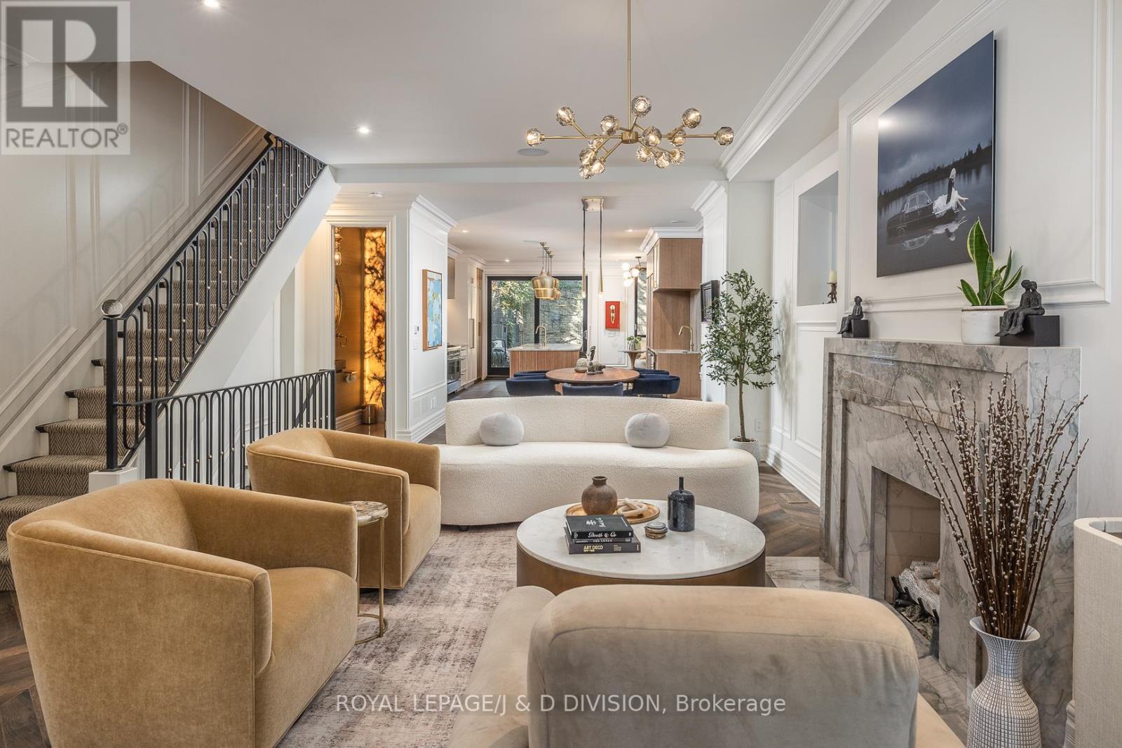 












40 BERNARD AVENUE

,
Toronto,




Ontario
M5R1R2

