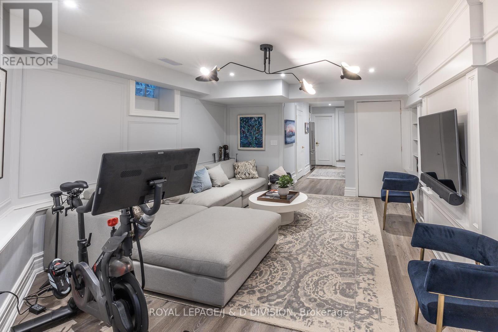 












40 BERNARD AVENUE

,
Toronto,




Ontario
M5R1R2

