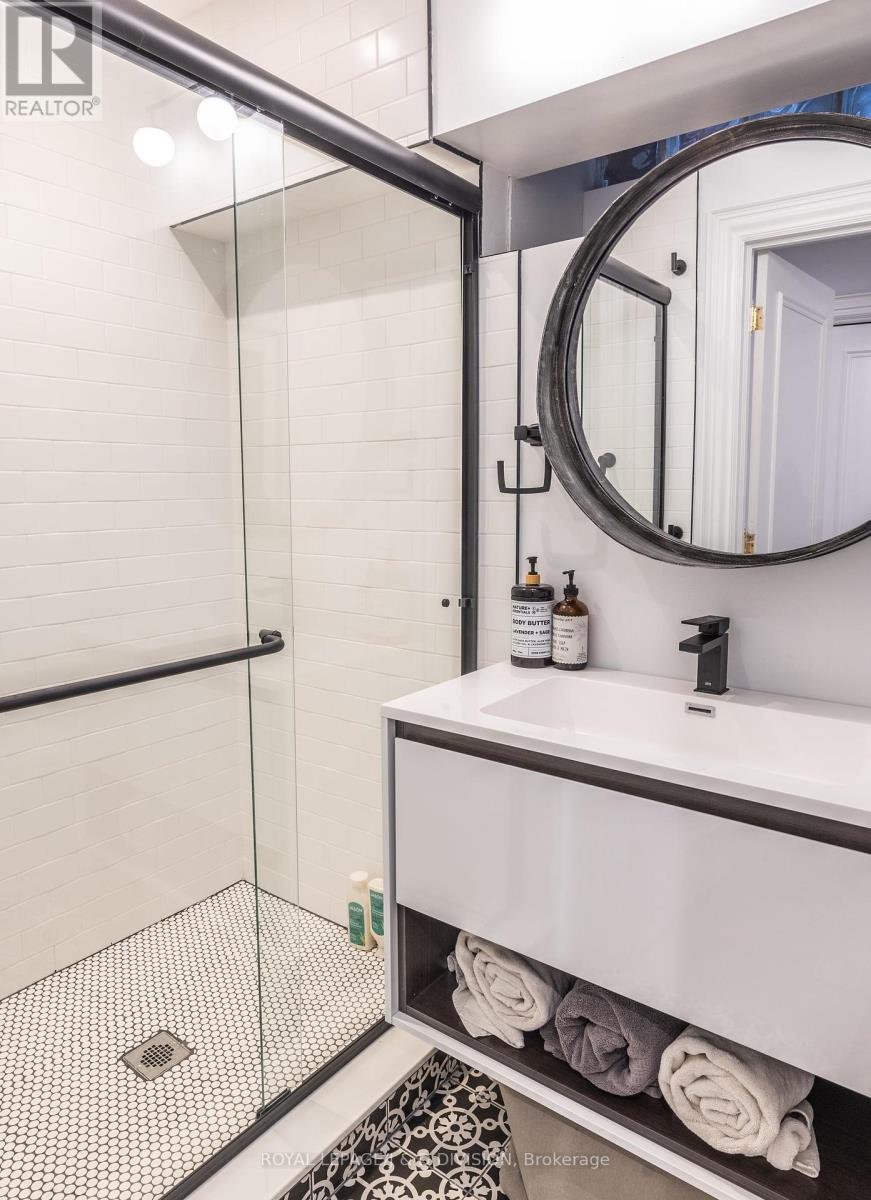 












40 BERNARD AVENUE

,
Toronto,




Ontario
M5R1R2

