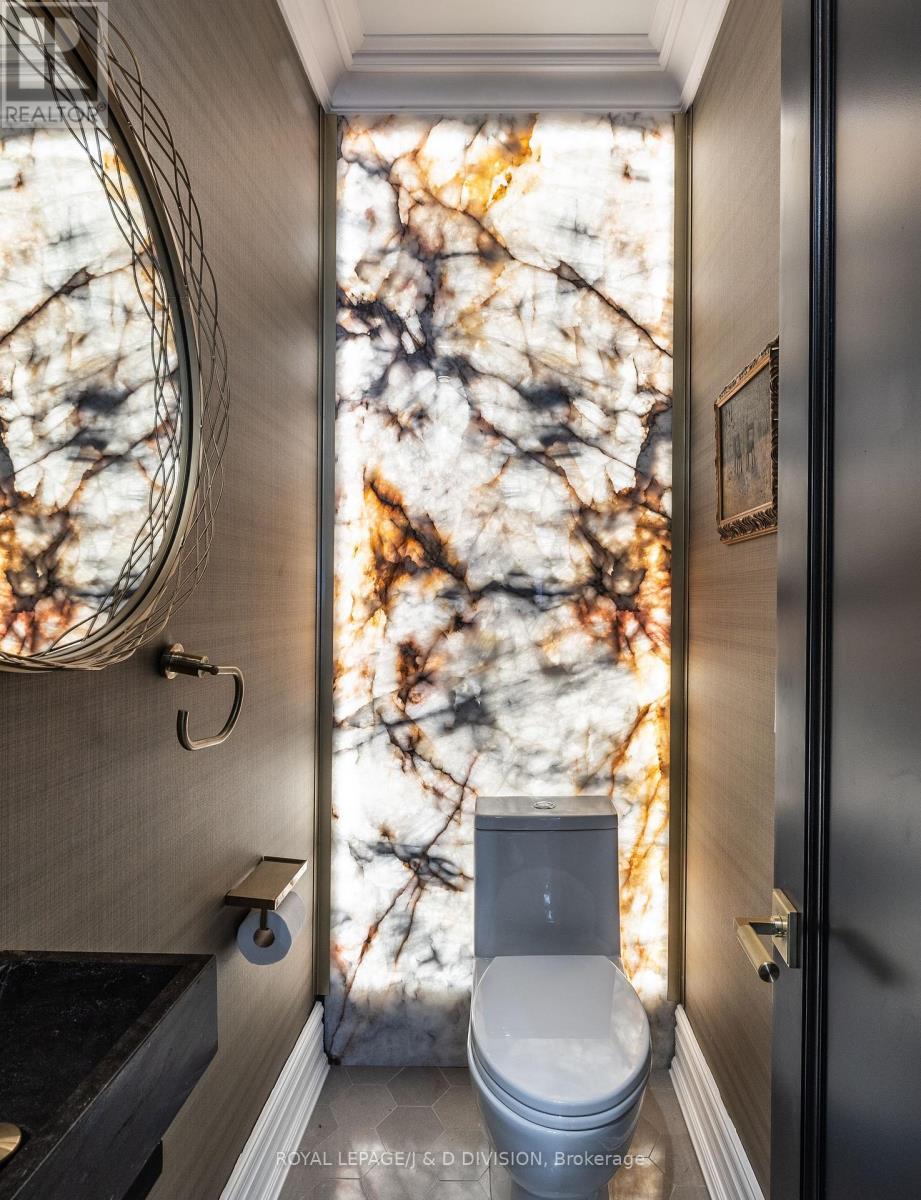 












40 BERNARD AVENUE

,
Toronto,




Ontario
M5R1R2

