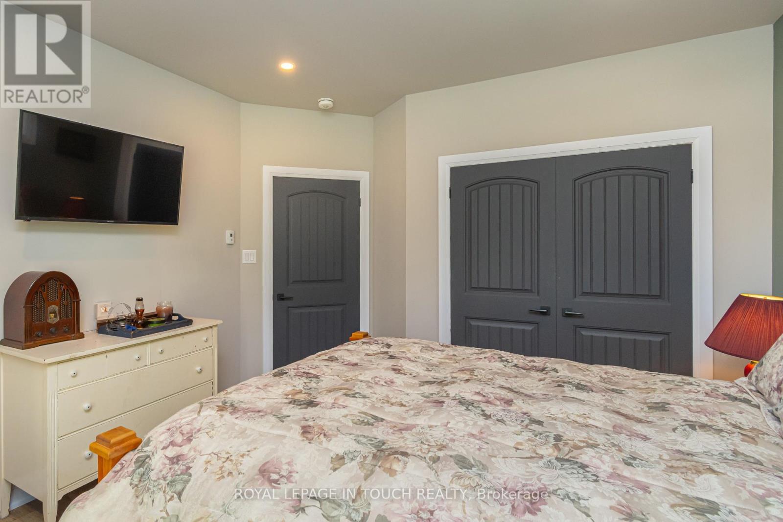 












1 SPRUCE STREET

,
Tiny,




Ontario
L0L1P0

