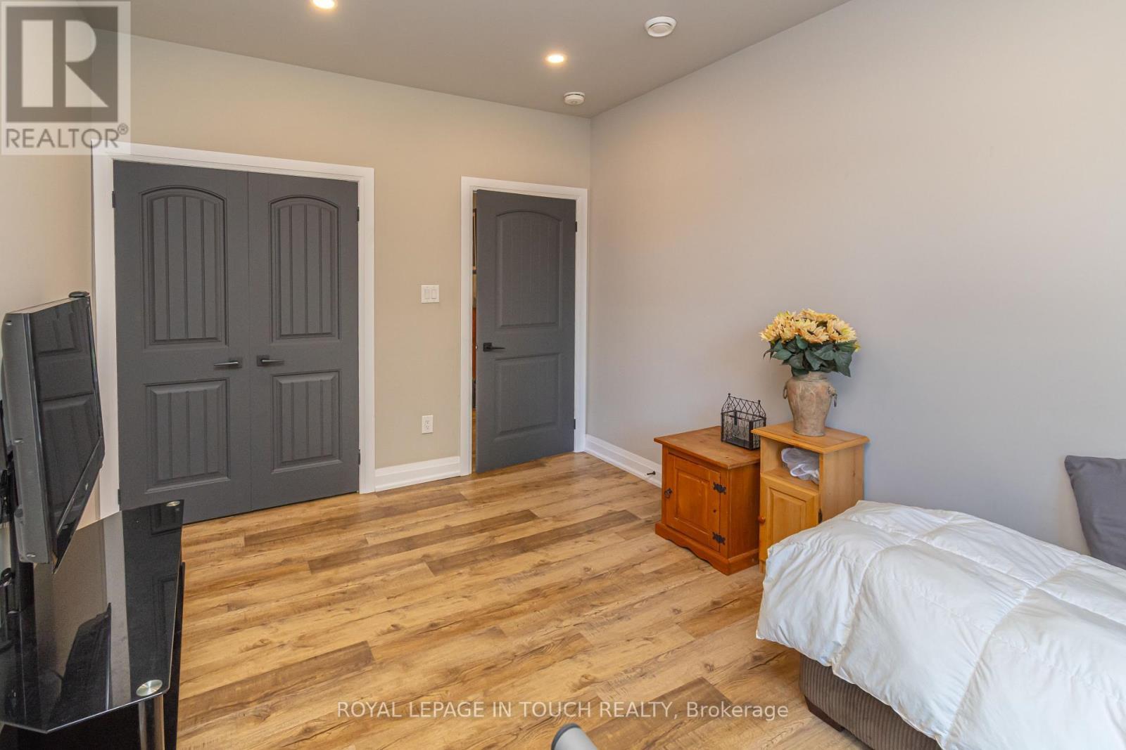 












1 SPRUCE STREET

,
Tiny,




Ontario
L0L1P0

