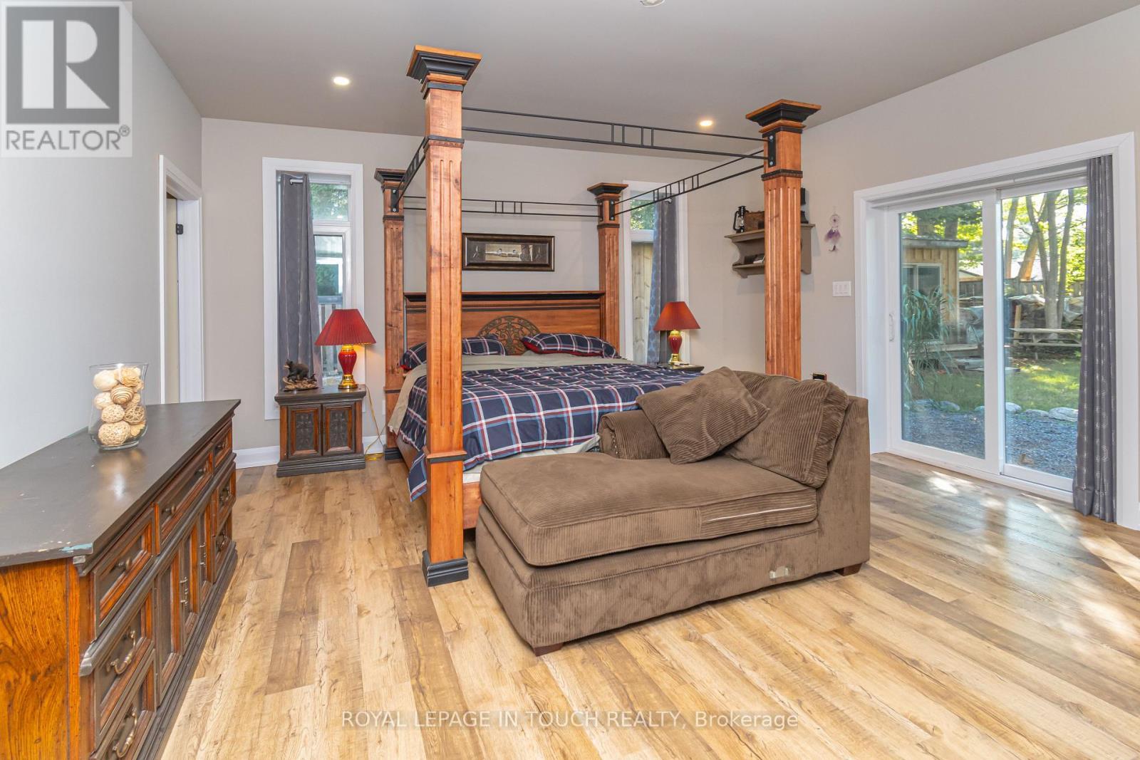 












1 SPRUCE STREET

,
Tiny,




Ontario
L0L1P0

