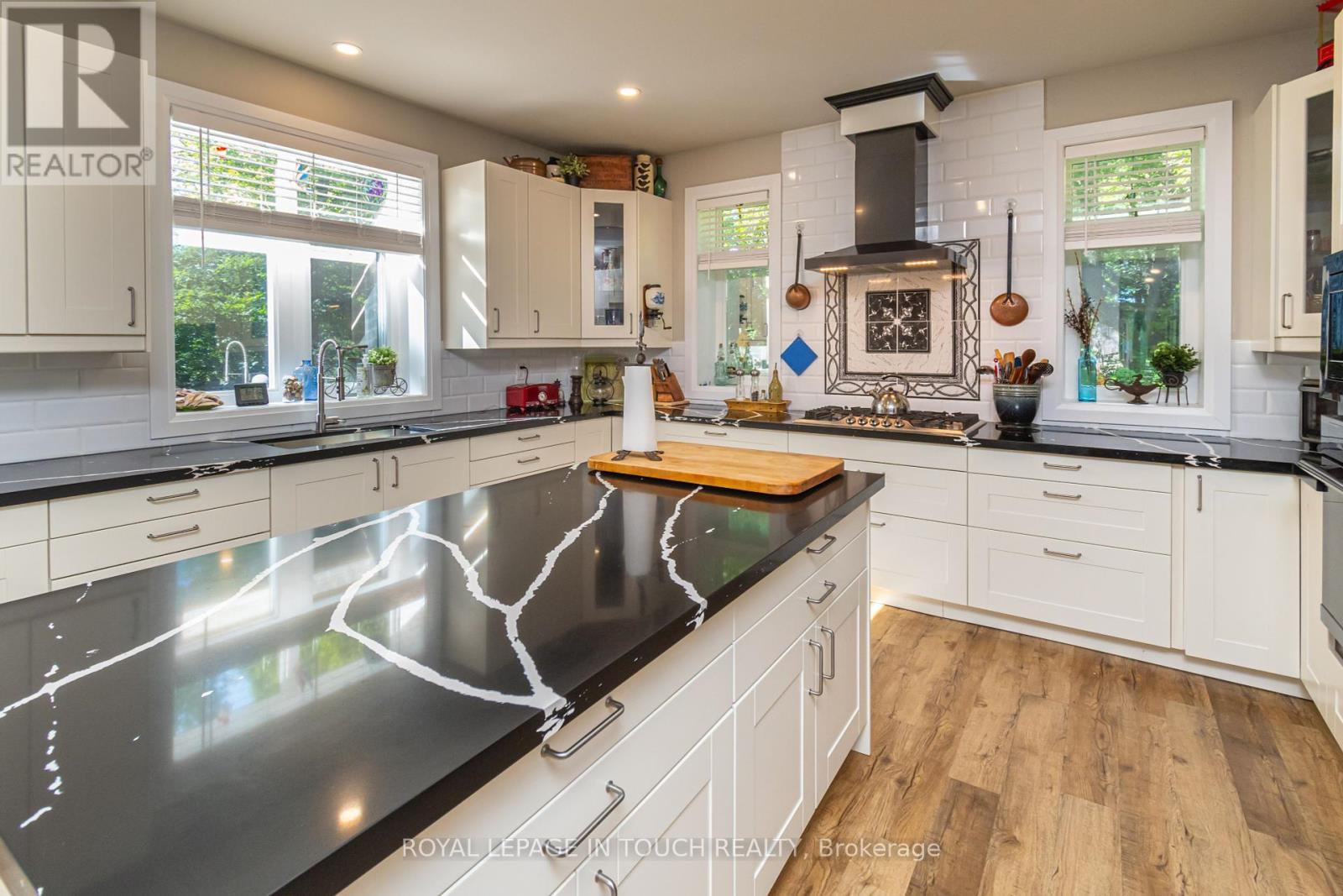 












1 SPRUCE STREET

,
Tiny,




Ontario
L0L1P0

