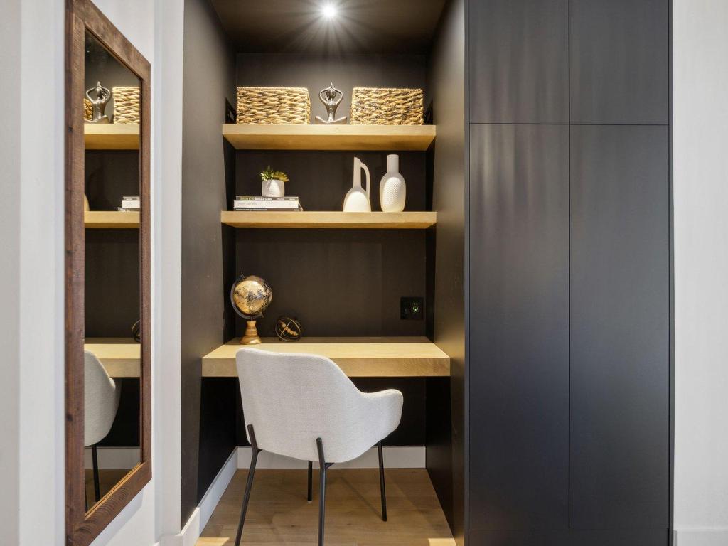 









121


Rue Cuttle

, 602,
Mont-Tremblant,




QC
J8E1B9

