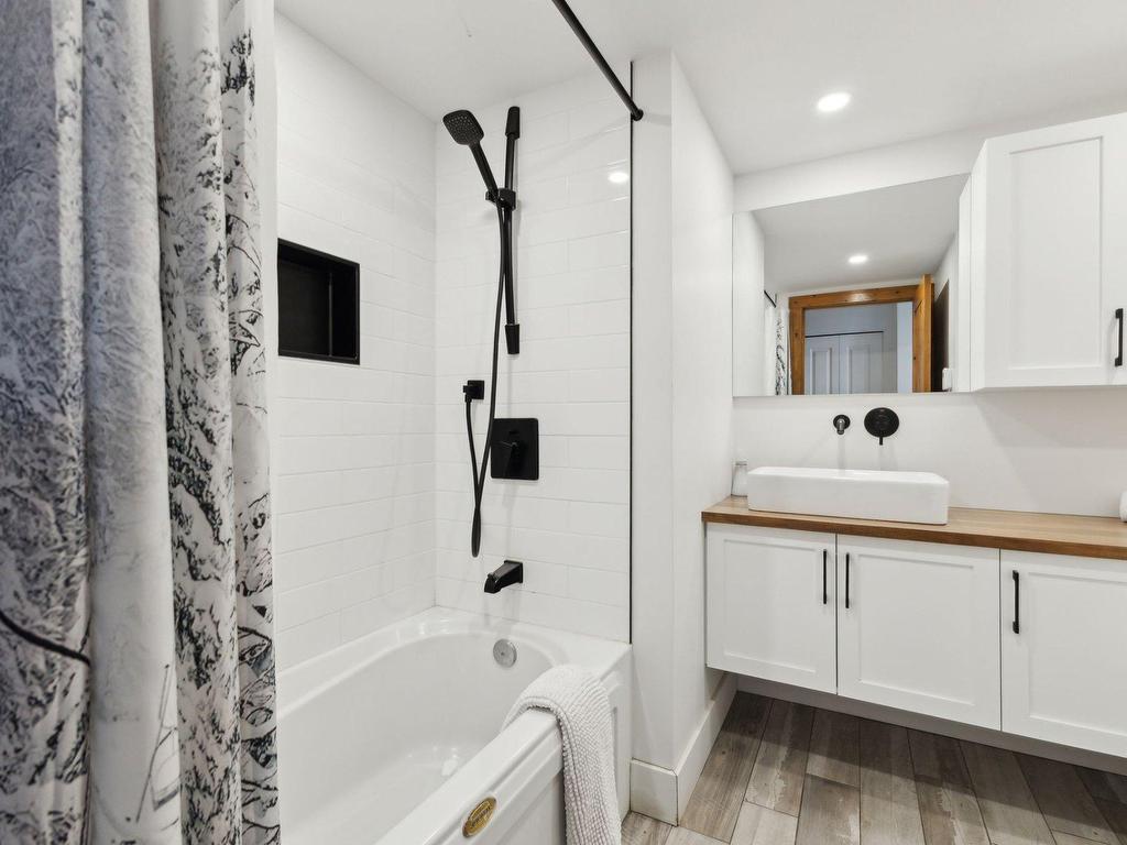 









134


Ch. de la Forêt

, 9,
Mont-Tremblant,




QC
J8E3K8

