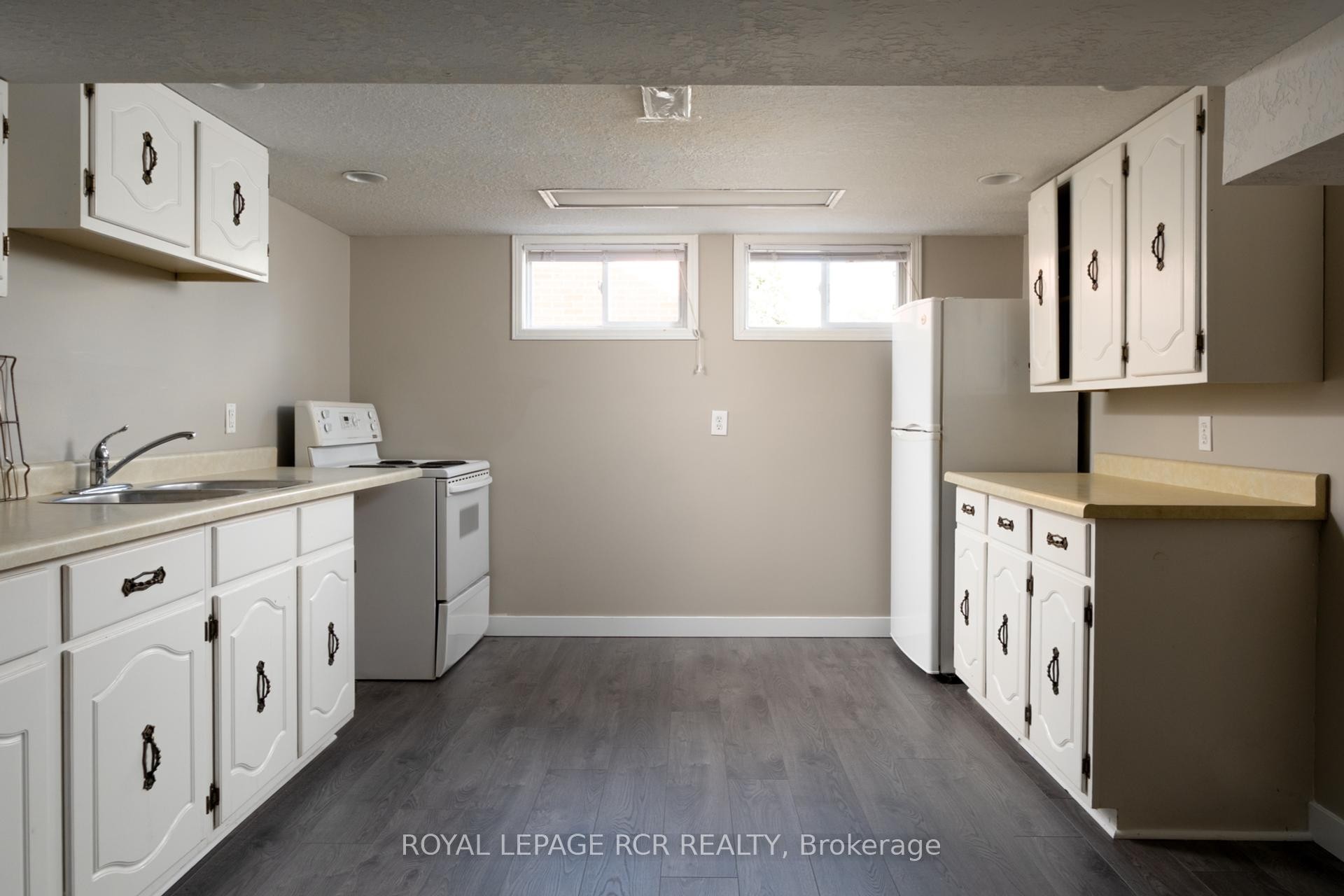 









85


Ellis

Crescent South,
Waterloo,




ON
N2J 2B8

