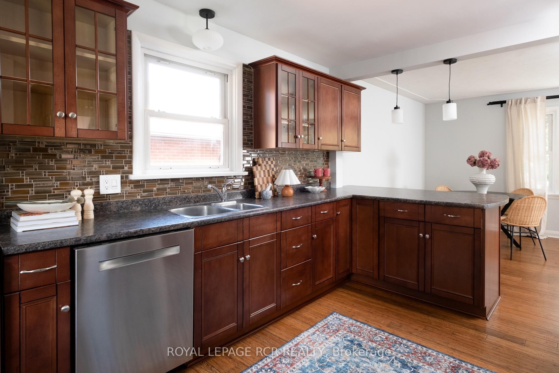 









85


Ellis

Crescent South,
Waterloo,




ON
N2J 2B8

