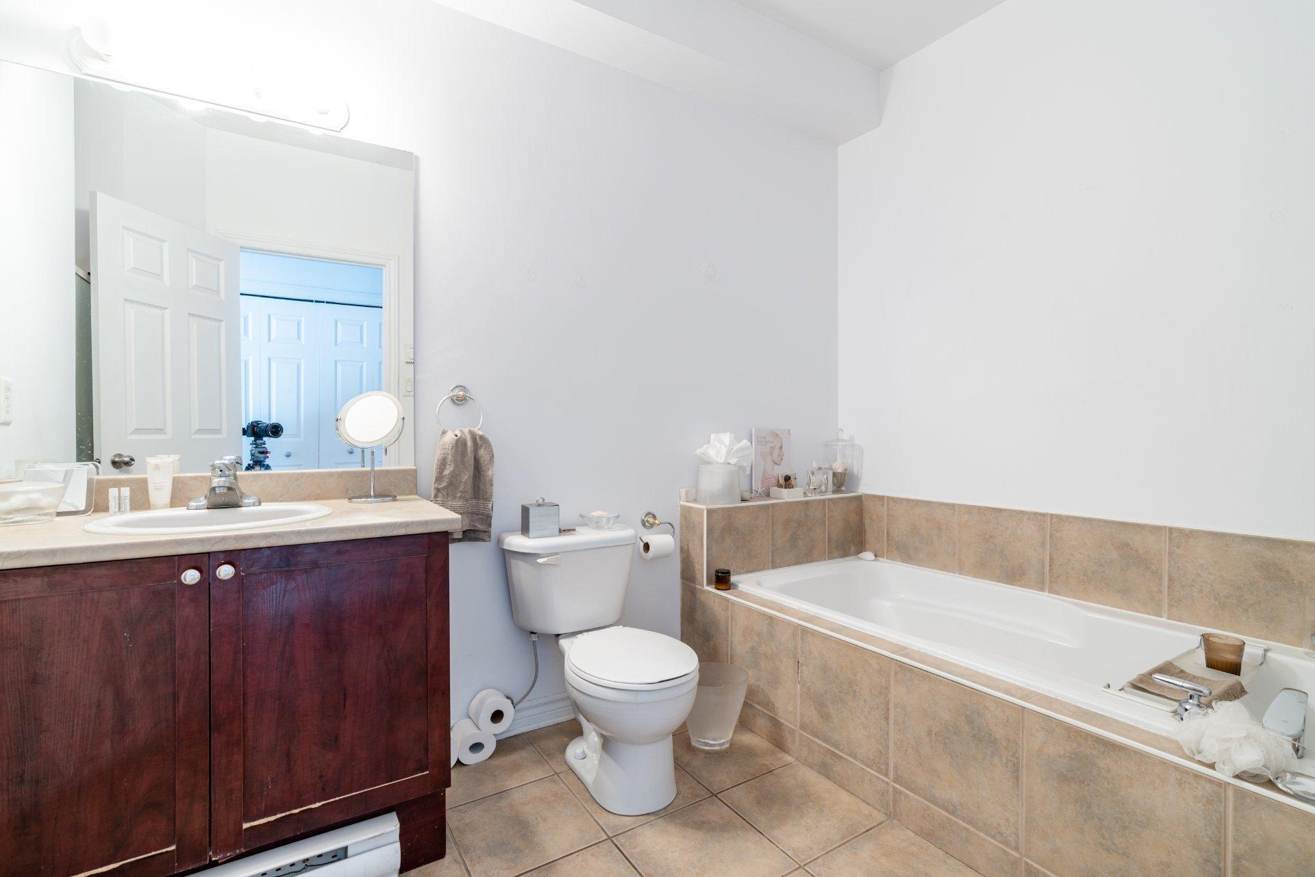 









1485


Rue St-Jacques

, 8,
Montréal (Ville-Marie),




QC
H3C6L7

