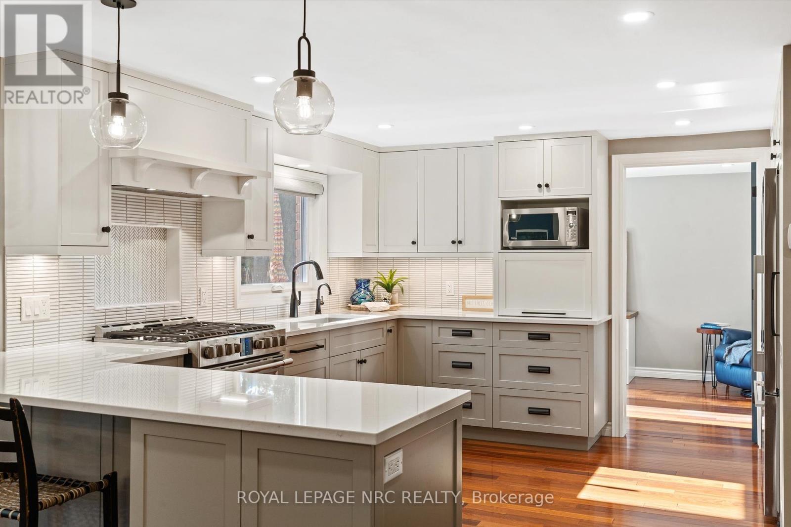 












42 THE CEDARS

,
St. Catharines (Vine/Linwell),




Ontario
L2M6M8

