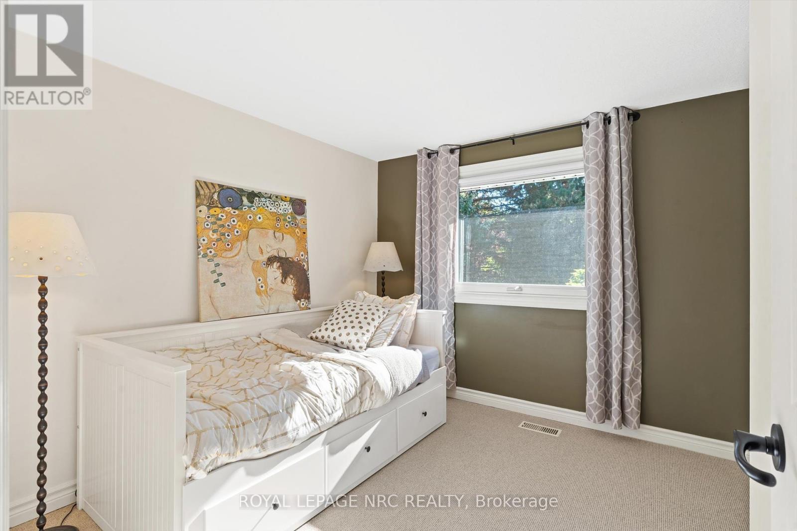 












42 THE CEDARS

,
St. Catharines (Vine/Linwell),




Ontario
L2M6M8

