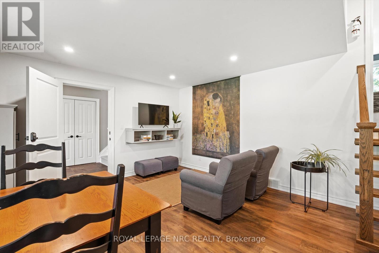 












42 THE CEDARS

,
St. Catharines (Vine/Linwell),




Ontario
L2M6M8

