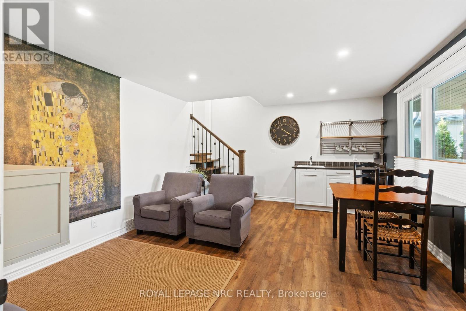 












42 THE CEDARS

,
St. Catharines (Vine/Linwell),




Ontario
L2M6M8

