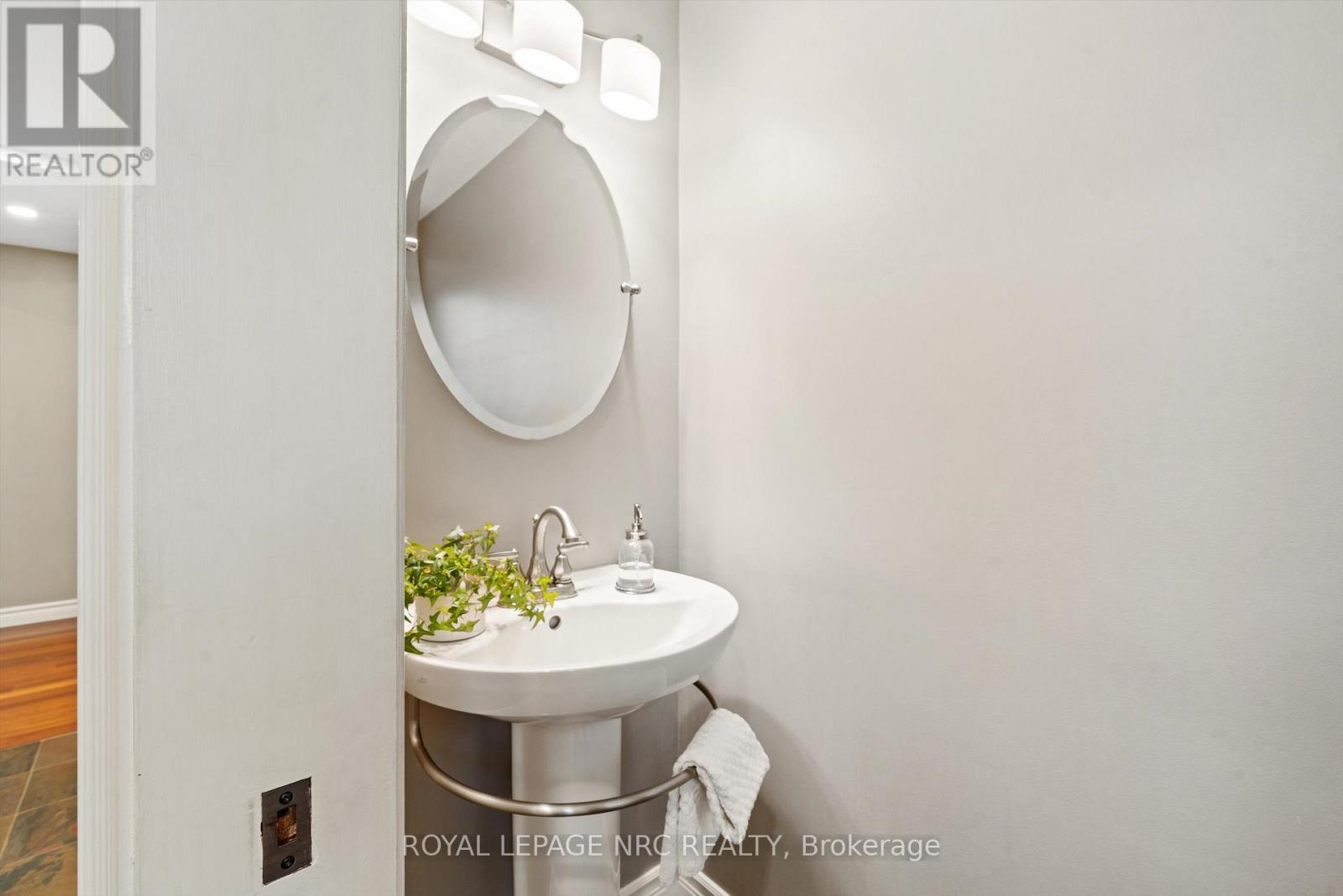 












42 THE CEDARS

,
St. Catharines (Vine/Linwell),




Ontario
L2M6M8

