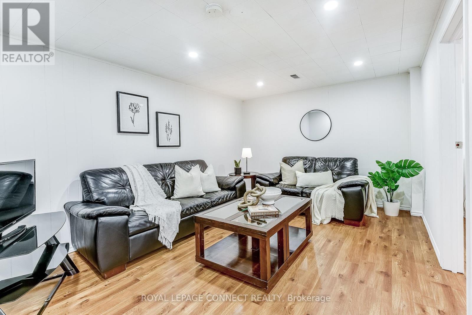 












22 RAVINE PARK CRESCENT

,
Toronto,




Ontario
M1C2M3

