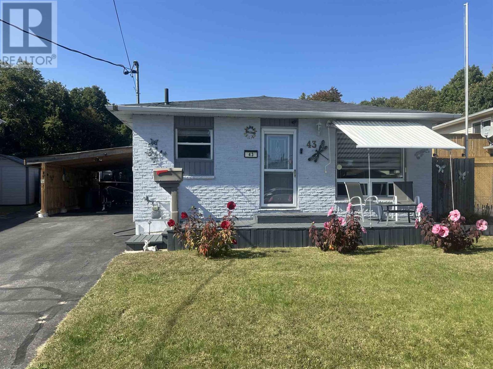 












43 London CRES

,
Elliot Lake,




Ontario
P5A2P7

