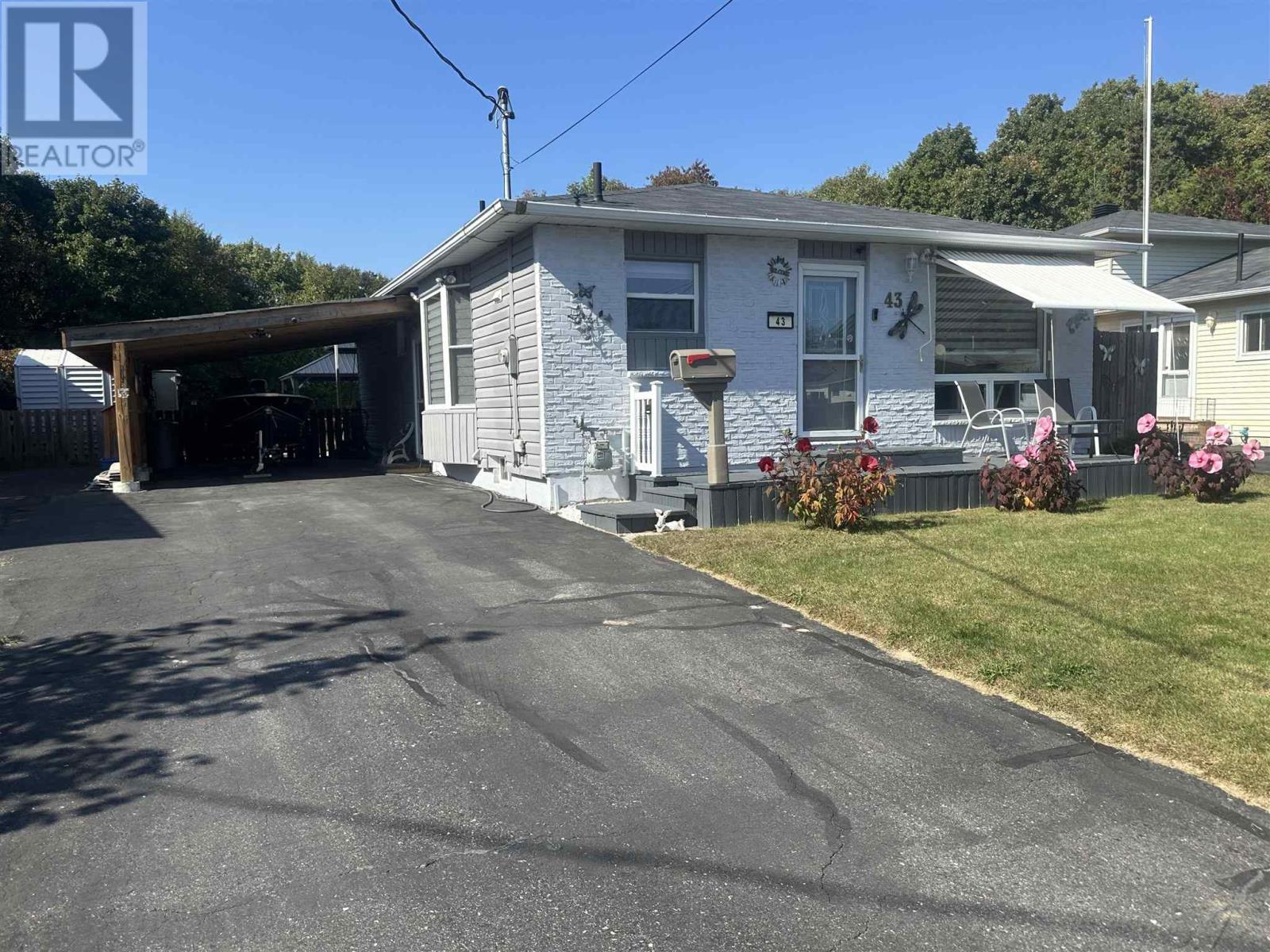 












43 London CRES

,
Elliot Lake,




Ontario
P5A2P7

