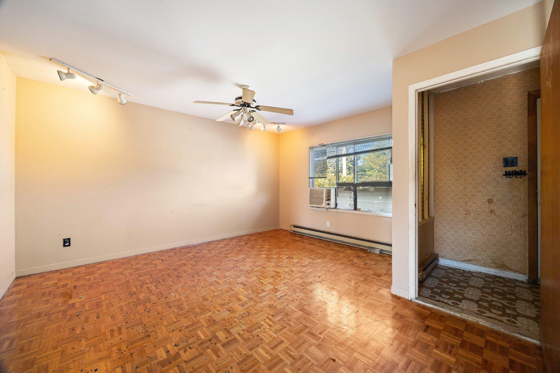 









1840


Ch. Du Tremblay

,
Longueuil (Le Vieux-Longueuil),




QC
J4N1C3

