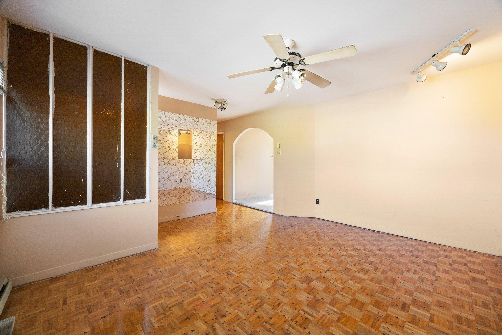









1840


Ch. Du Tremblay

,
Longueuil (Le Vieux-Longueuil),




QC
J4N1C3

