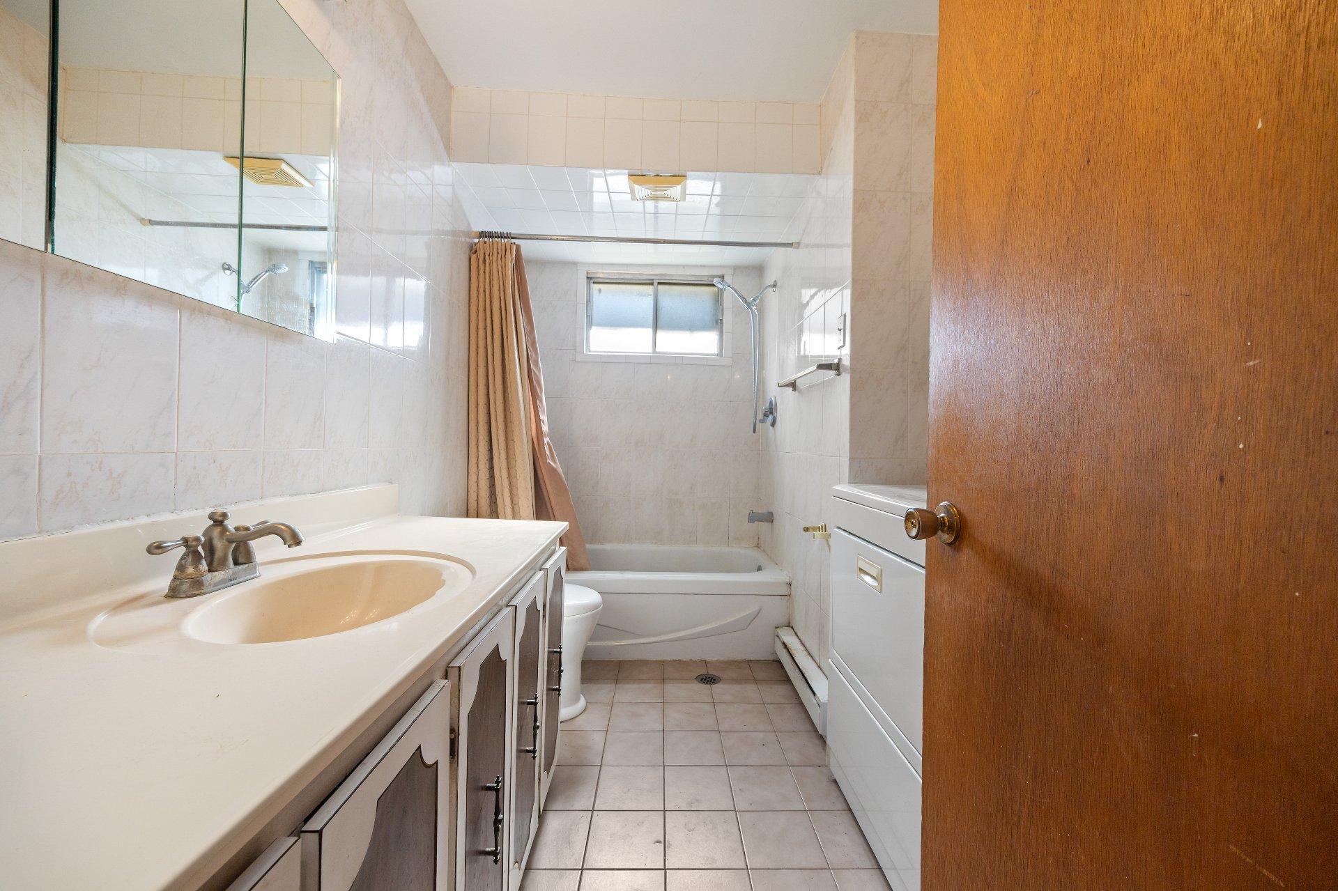 









1840


Ch. Du Tremblay

,
Longueuil (Le Vieux-Longueuil),




QC
J4N1C3


