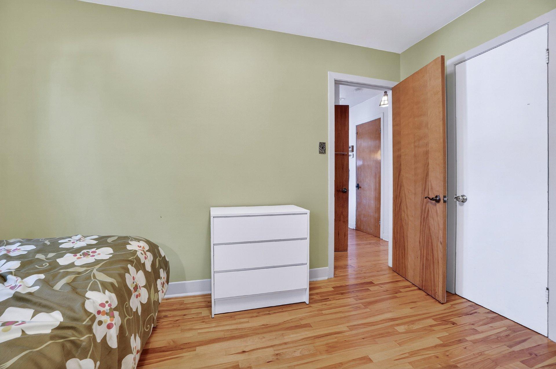 









8355


Rue Alphonse-Desjardins

,
Montréal (Saint-Léonard),




QC
H1P2V4

