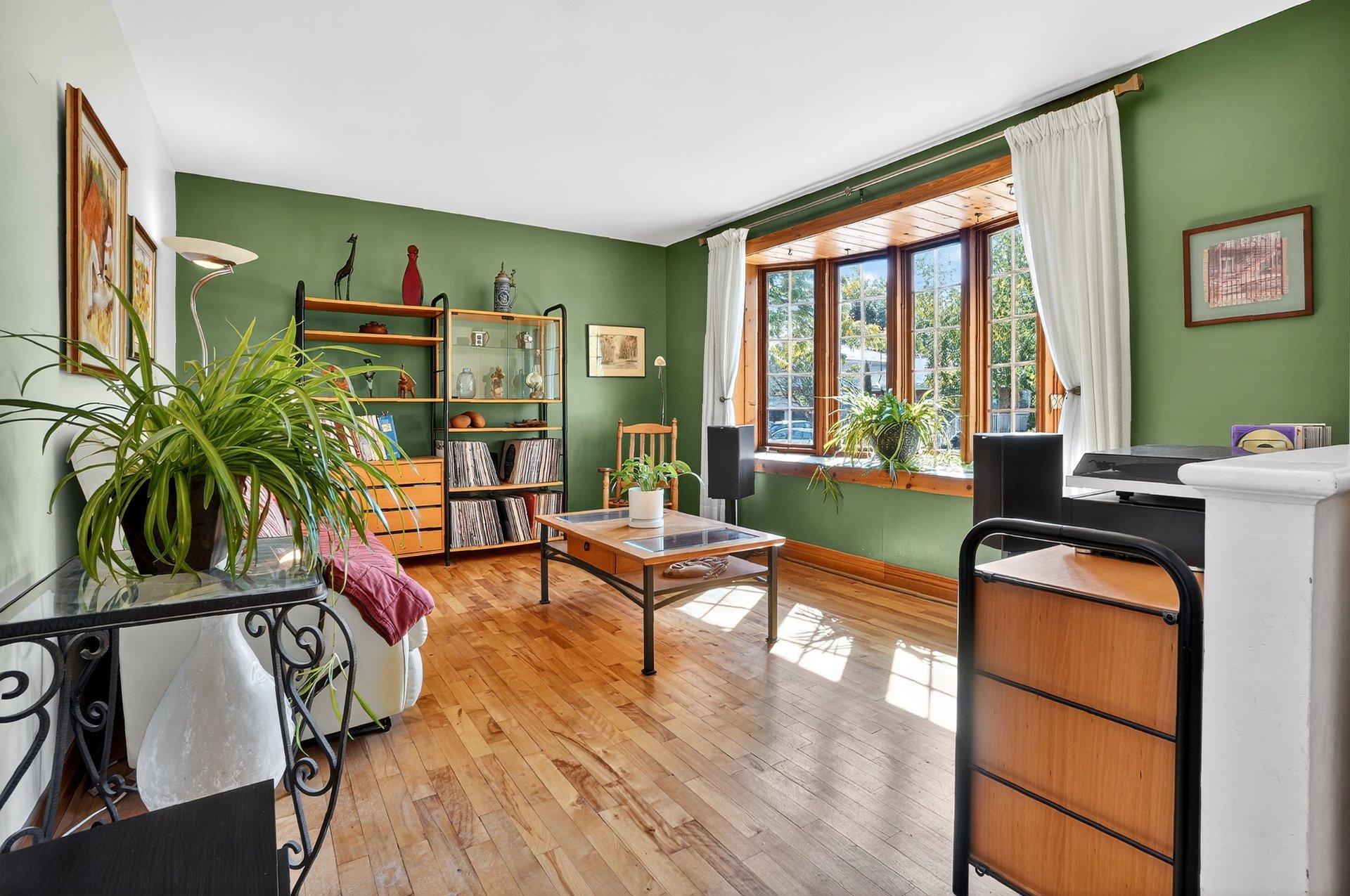 









8355


Rue Alphonse-Desjardins

,
Montréal (Saint-Léonard),




QC
H1P2V4

